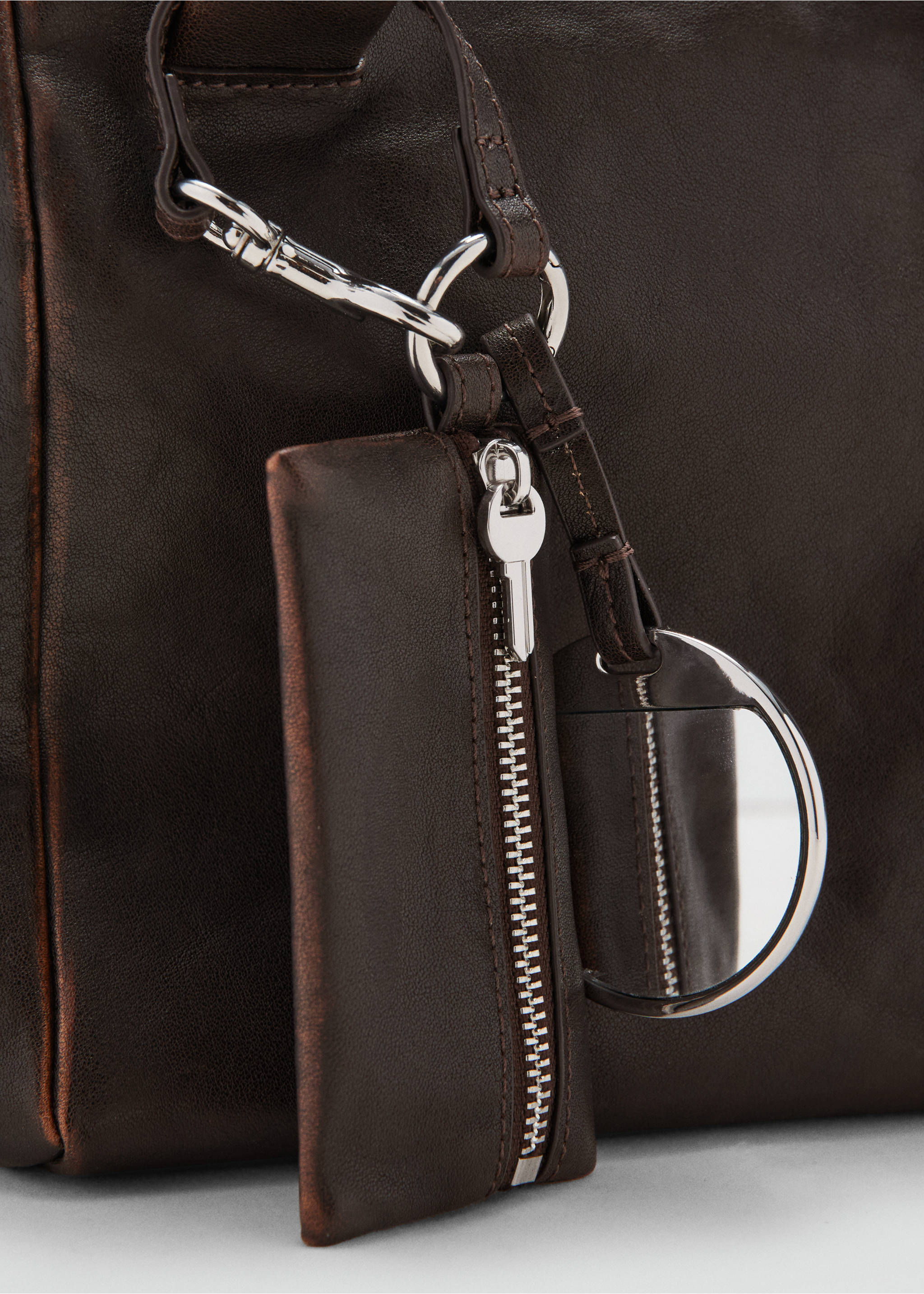 Bolso mano piel charms - Detalle del artículo 2, Chocolate. Ref: 17075170-00.