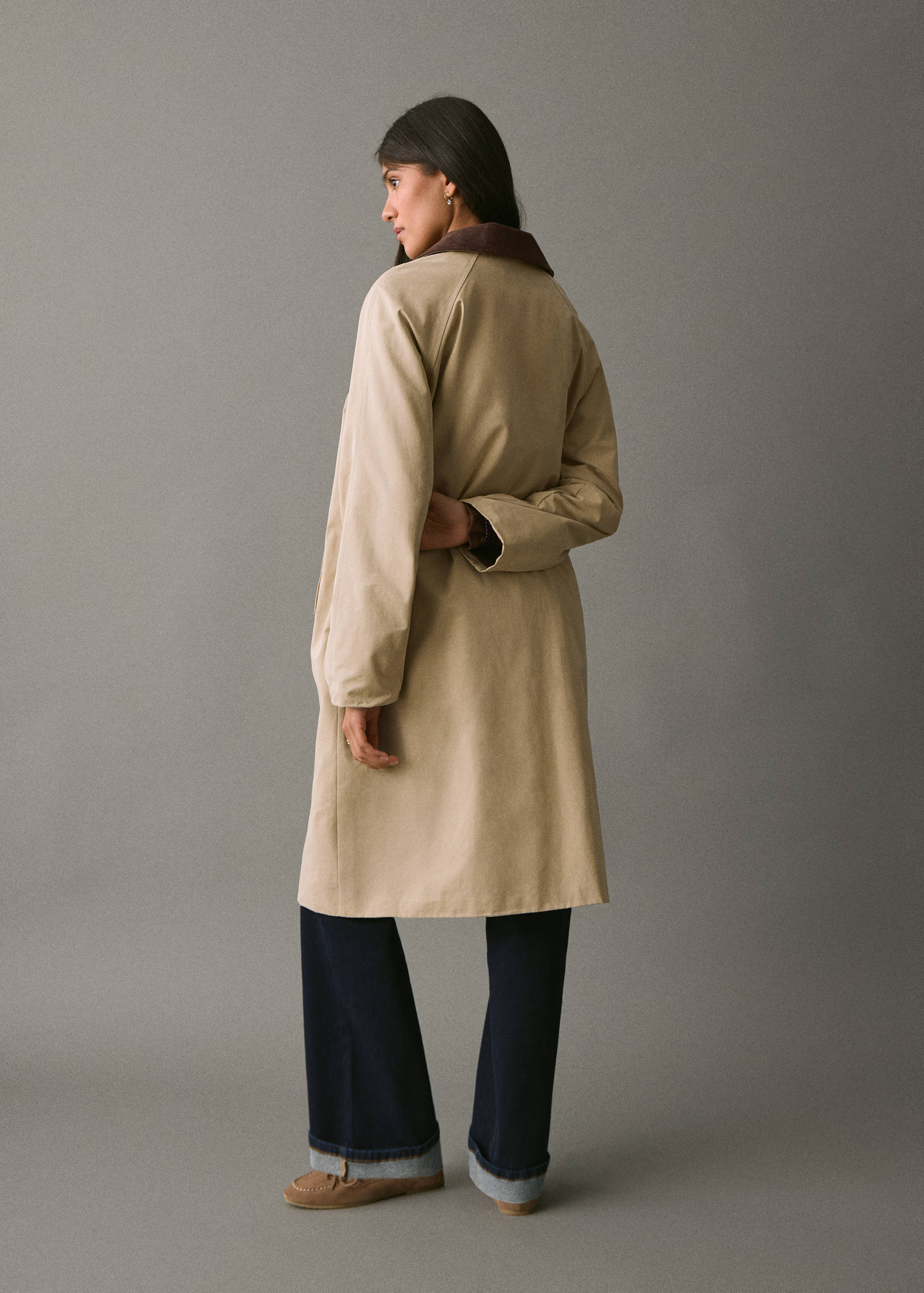 Trenchcoat mit Kontrastkragen - Rückseite des Artikels