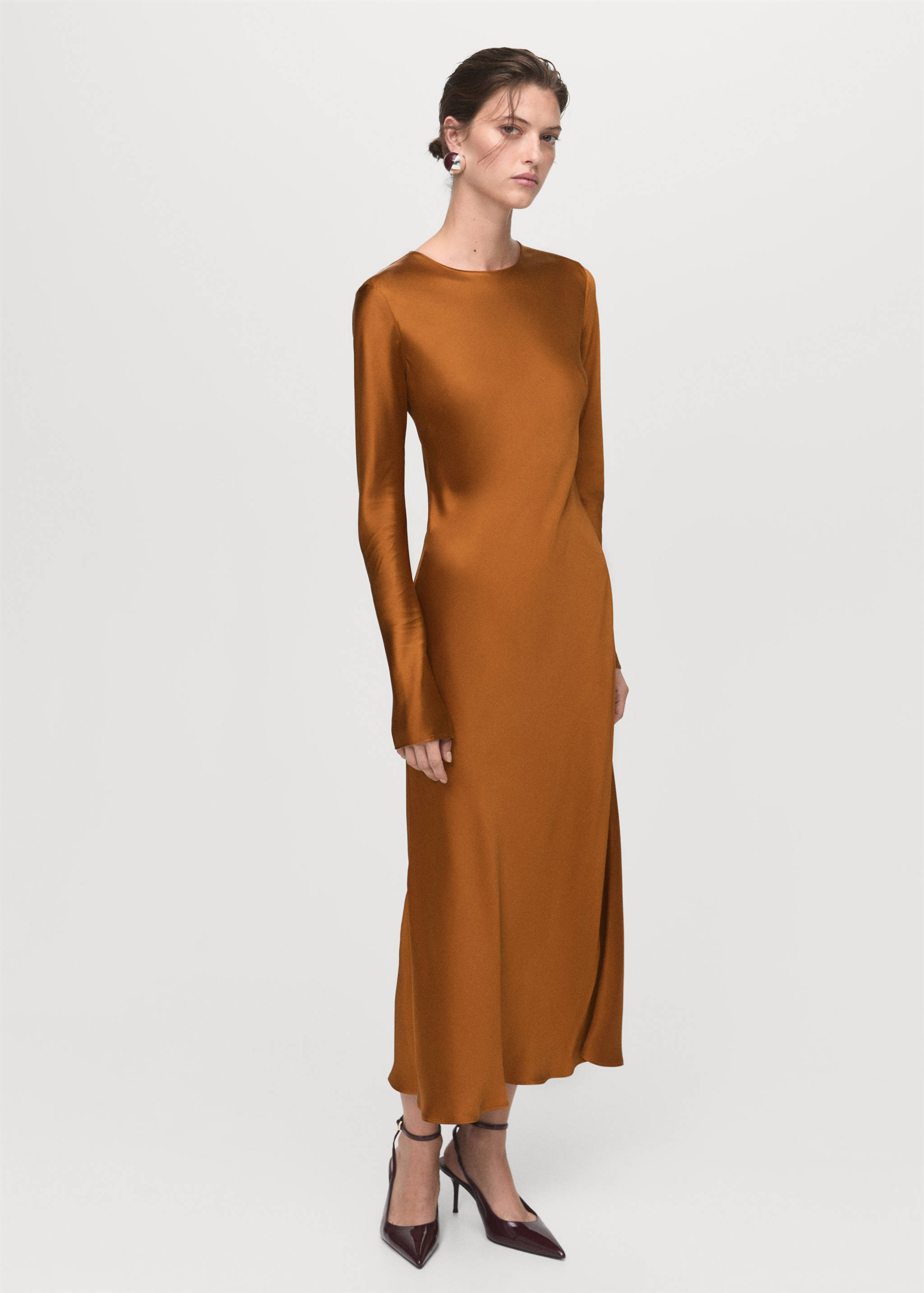 Long satin dress - General plane