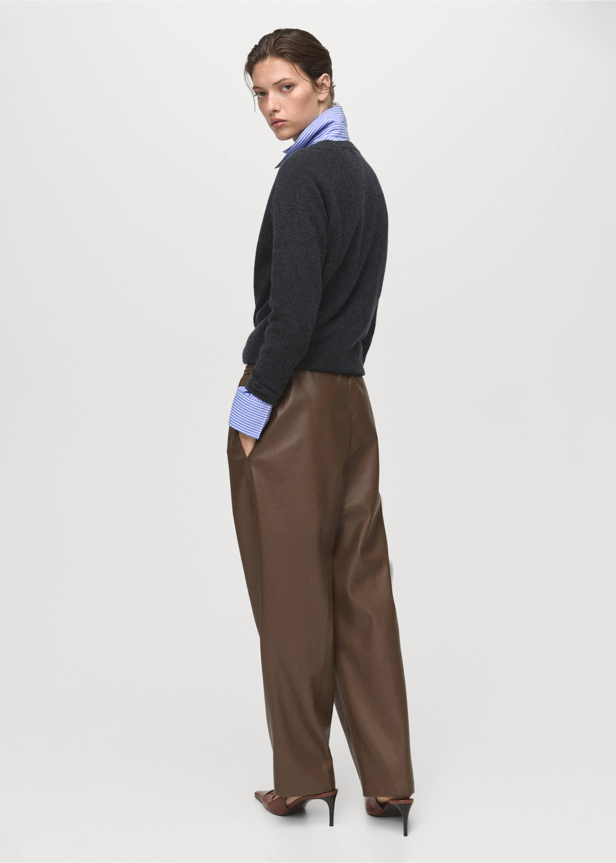 Brown trousers in a relaxed fit, shown from the back on a model., Medium Brown. Ref: 17075974-00.