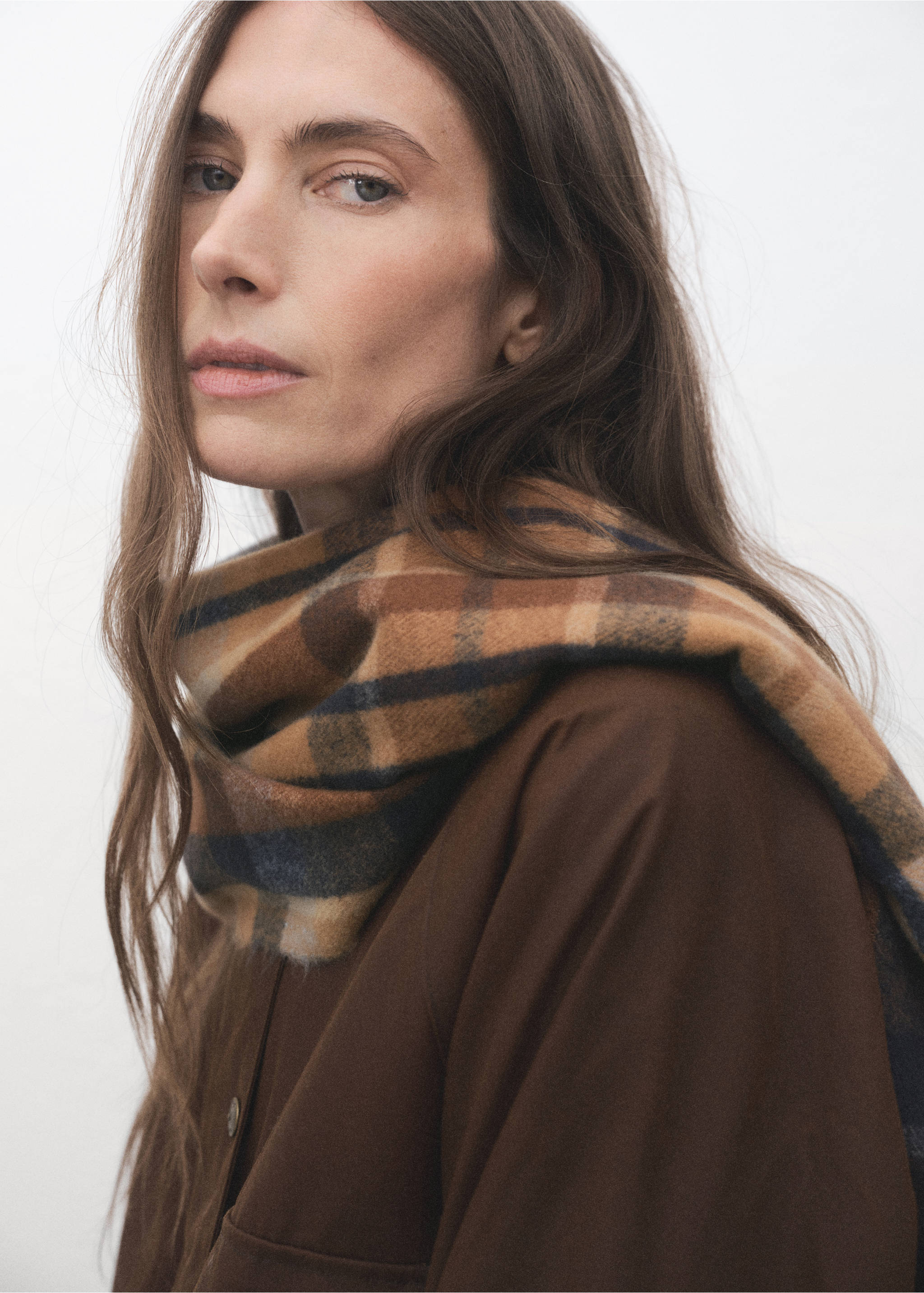 Check scarf with fringed ends - Details of the article 9, Brown. Ref: 17075988-00.