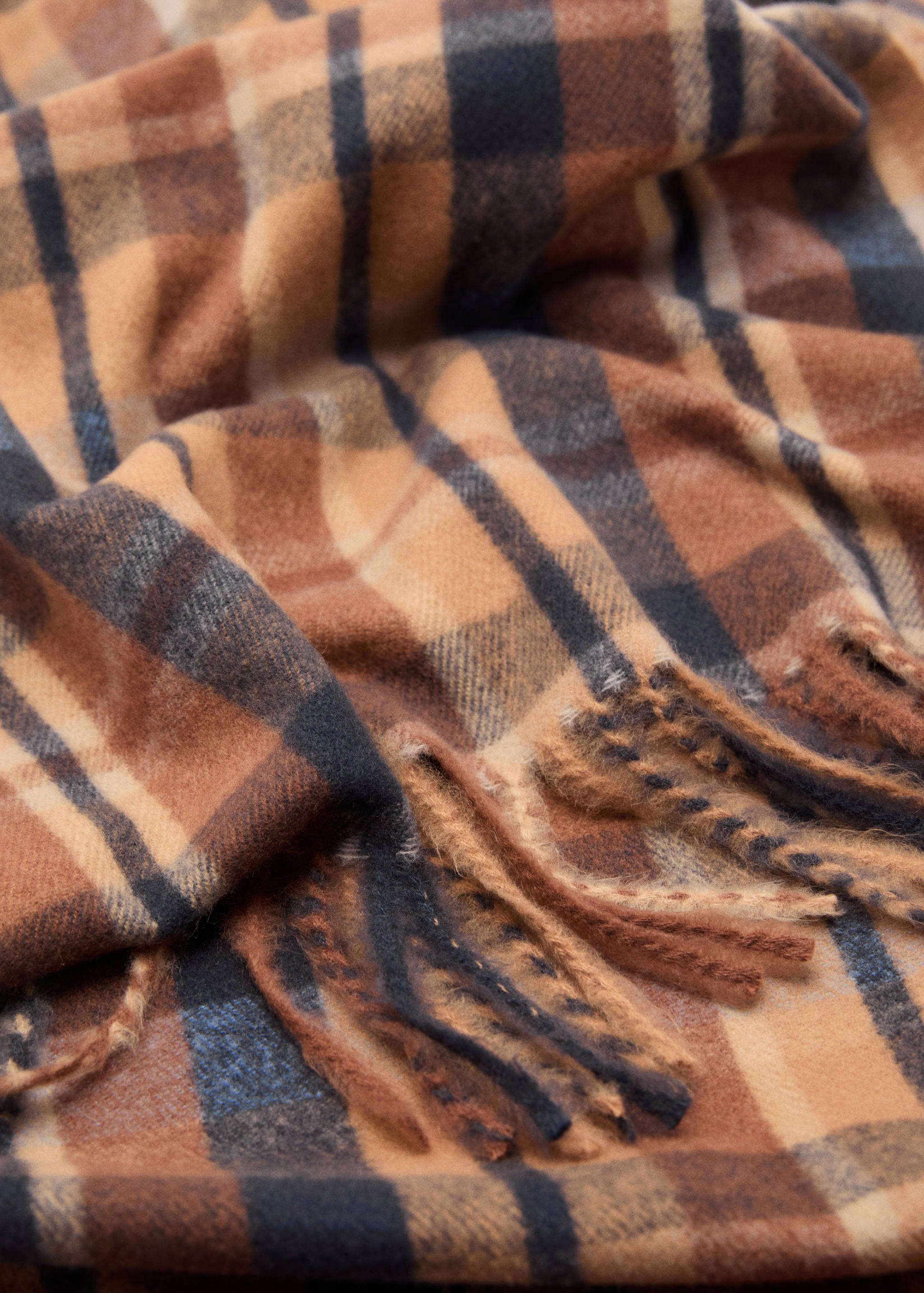 Bufanda cuadros terminaciones flecos - Plano medio