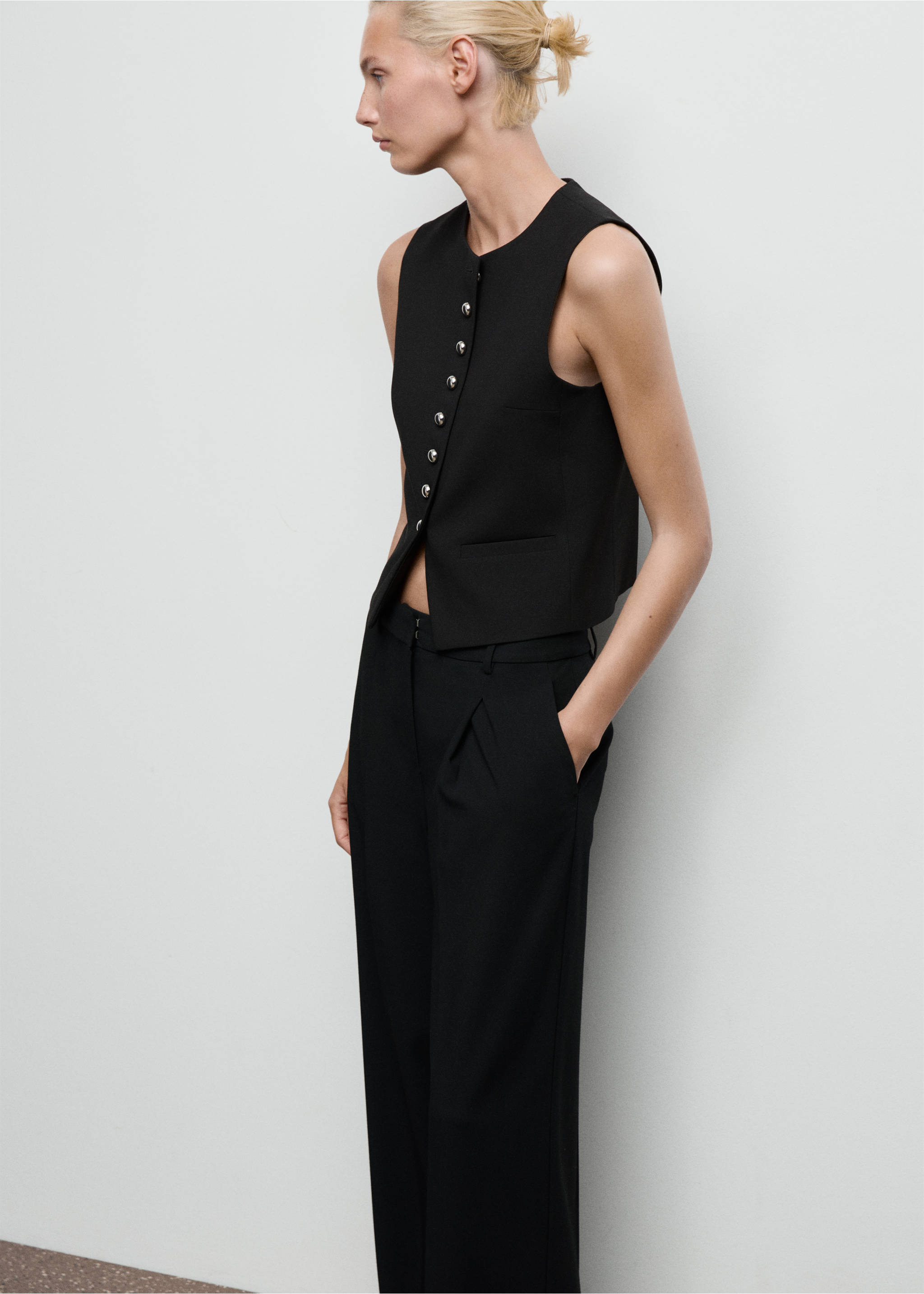 Pleated wide leg trousers - Details of the article 3, Black. Ref: 17076349-00.