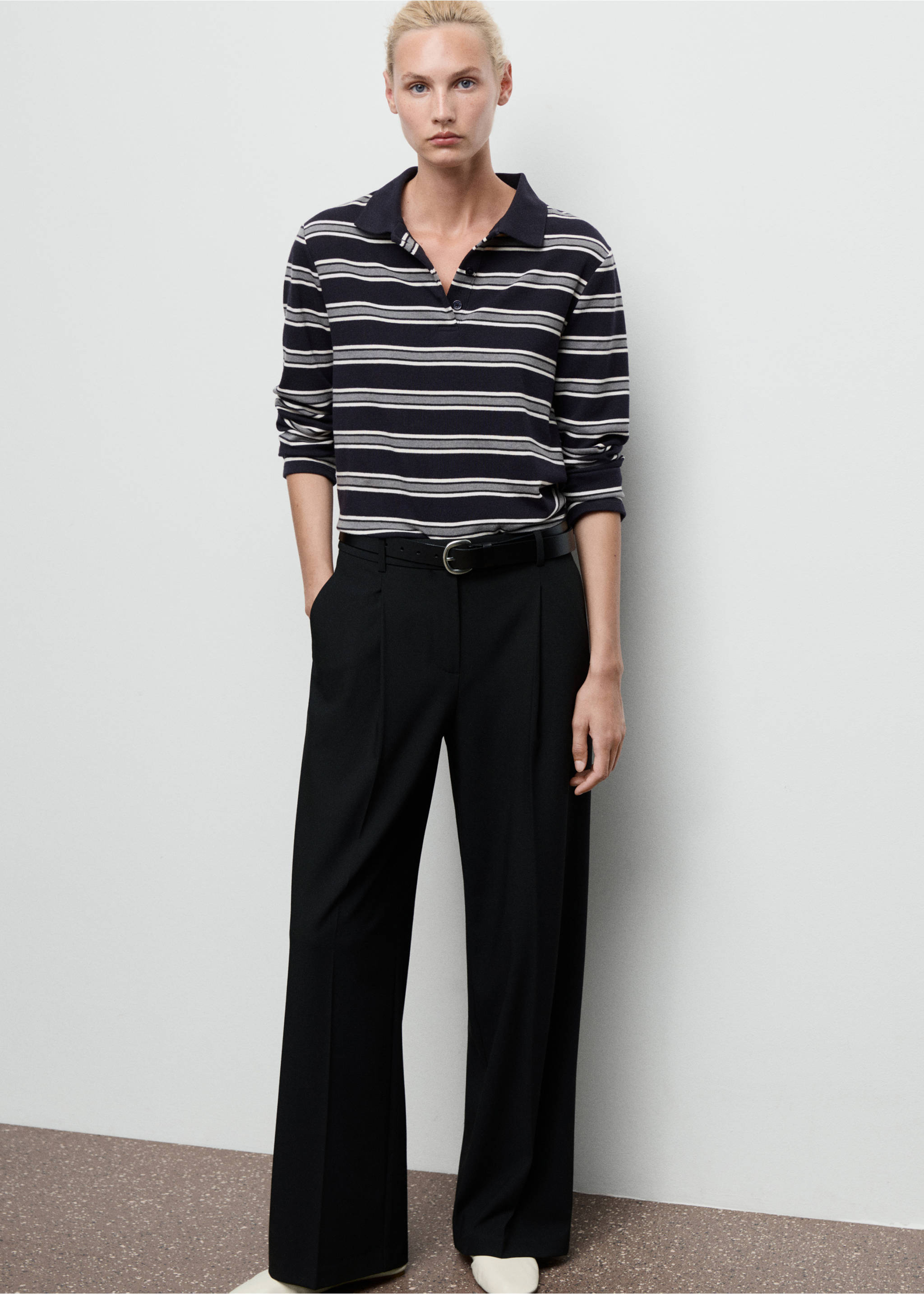 Pleated wide leg trousers - Details of the article 2, Black. Ref: 17076349-00.