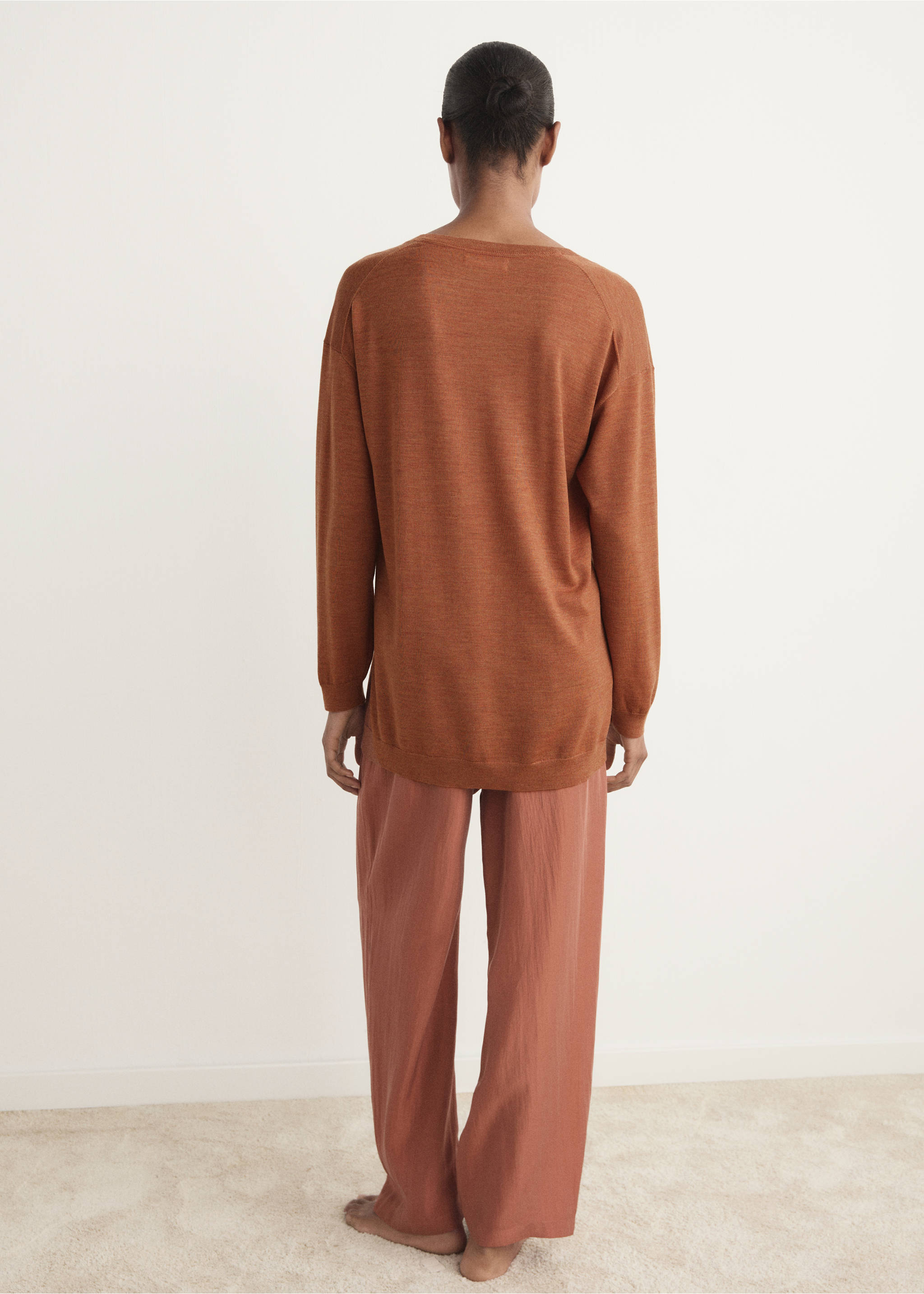 V-neck wool sweater - Reverse of the article, Burnt Orange. Ref: 17076722-00.