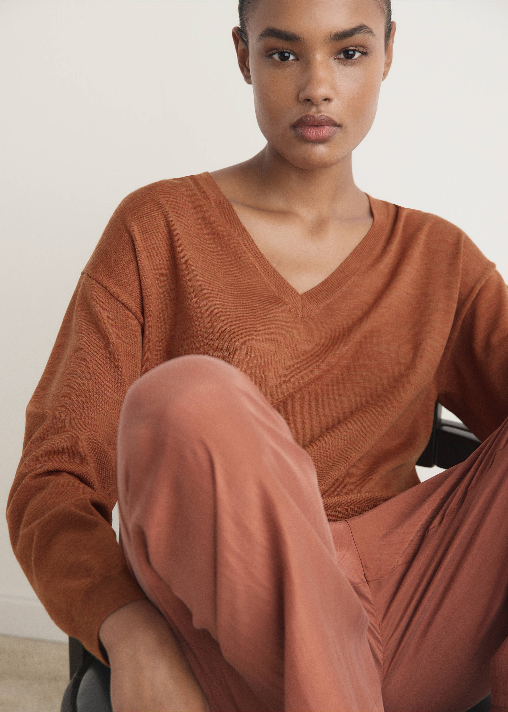 V-neck wool sweater - Details of the article 2, Burnt Orange. Ref: 17076722-00.