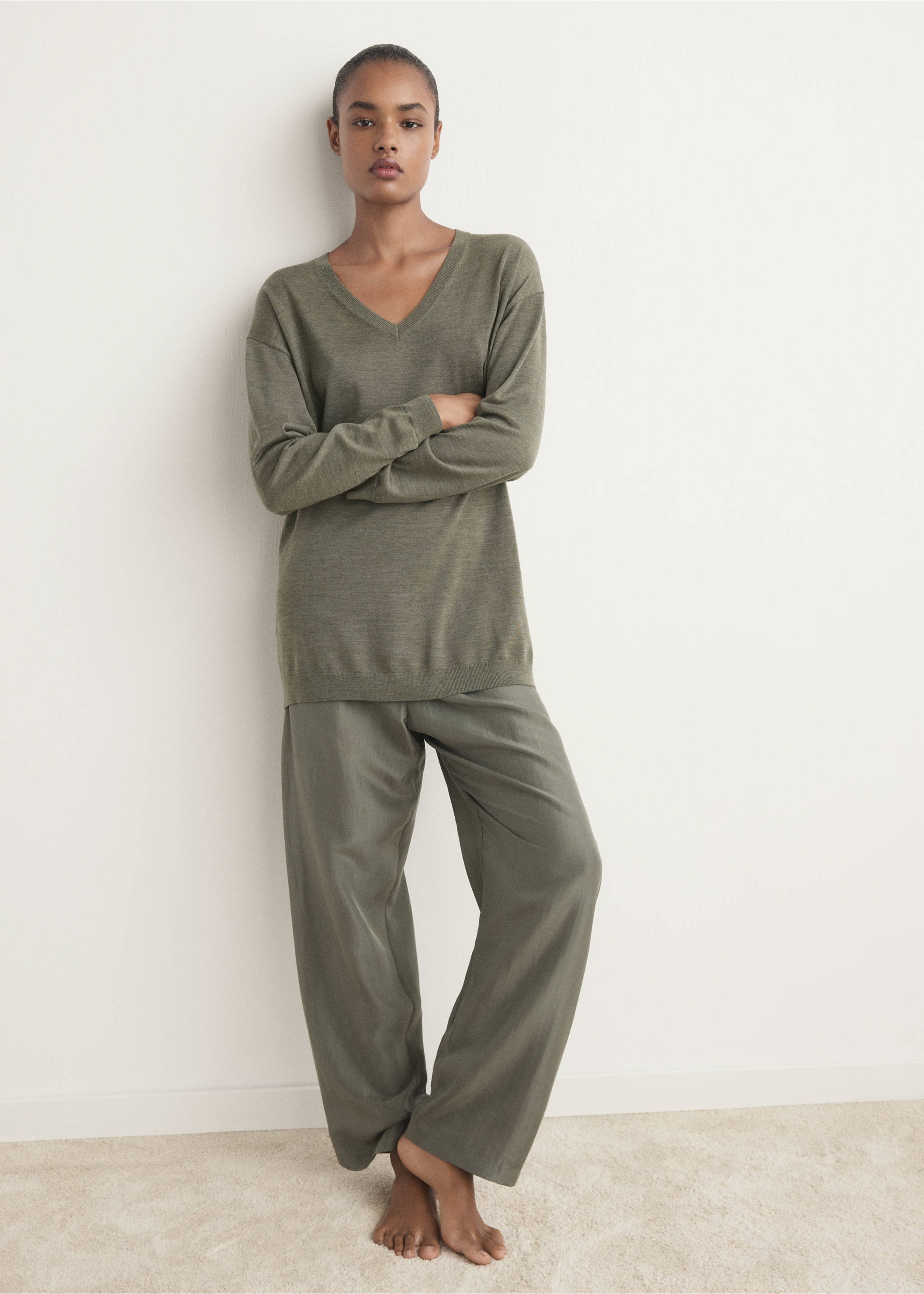 V-neck wool sweater - General plane, Green. Ref: 17076722-00.