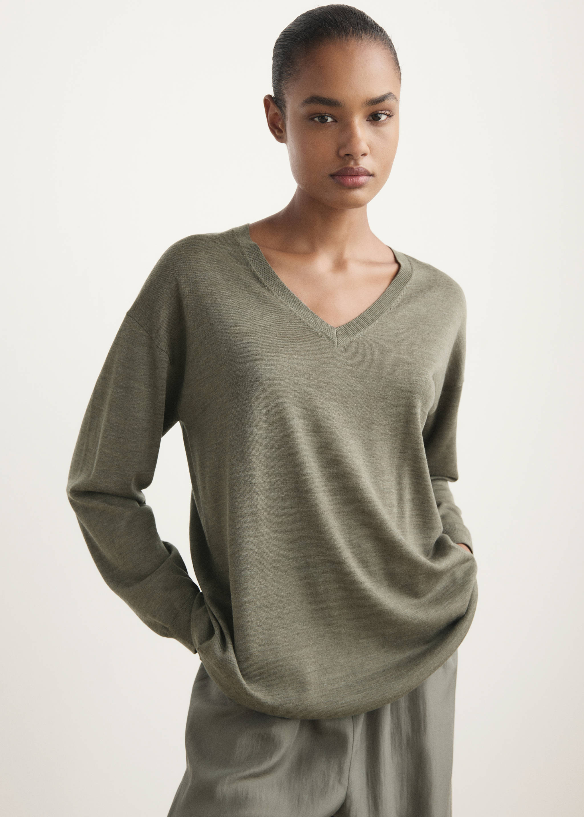 V-neck wool sweater - Medium plane