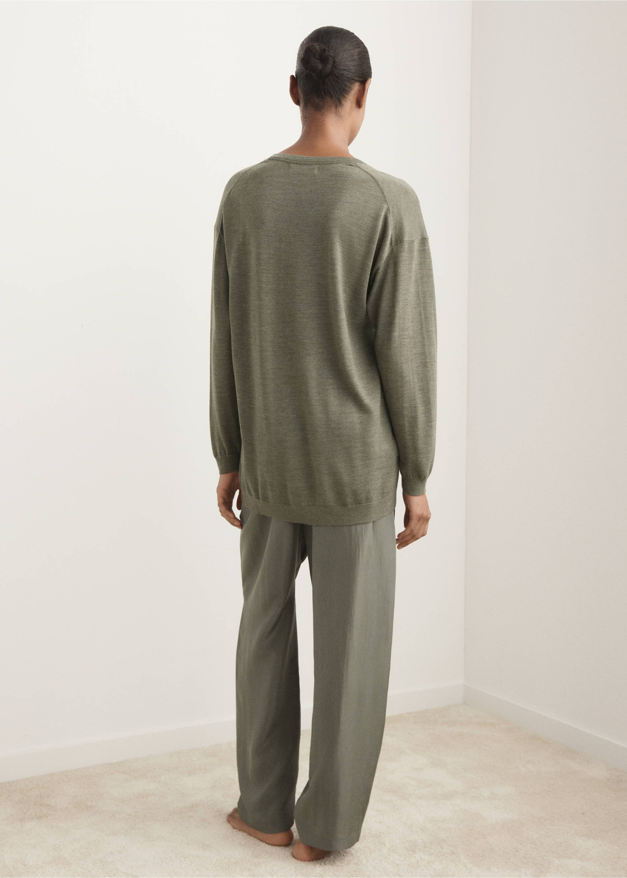 V-neck wool sweater - Reverse of the article, Green. Ref: 17076722-00.