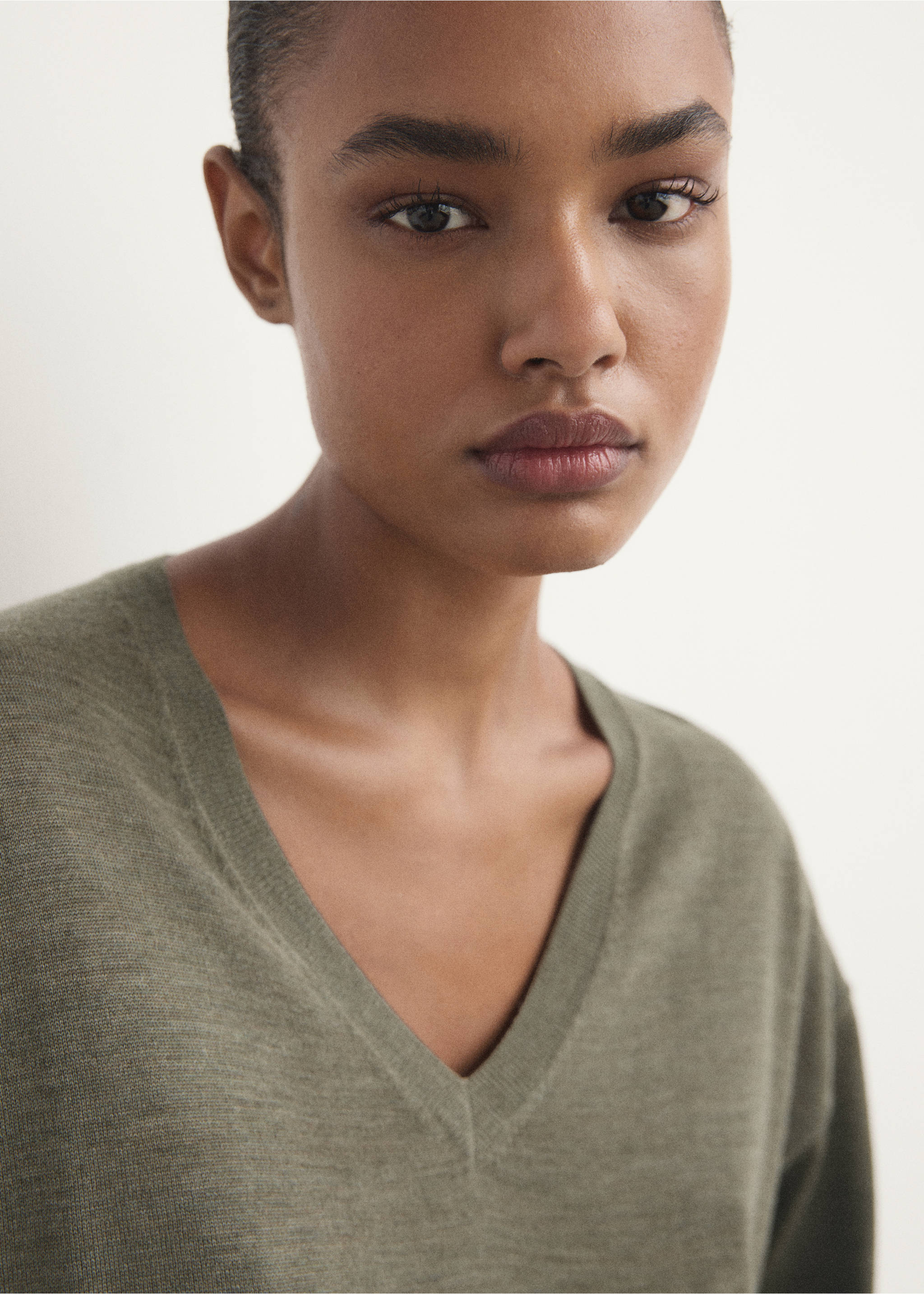 V-neck wool sweater - Details of the article 1, Green. Ref: 17076722-00.
