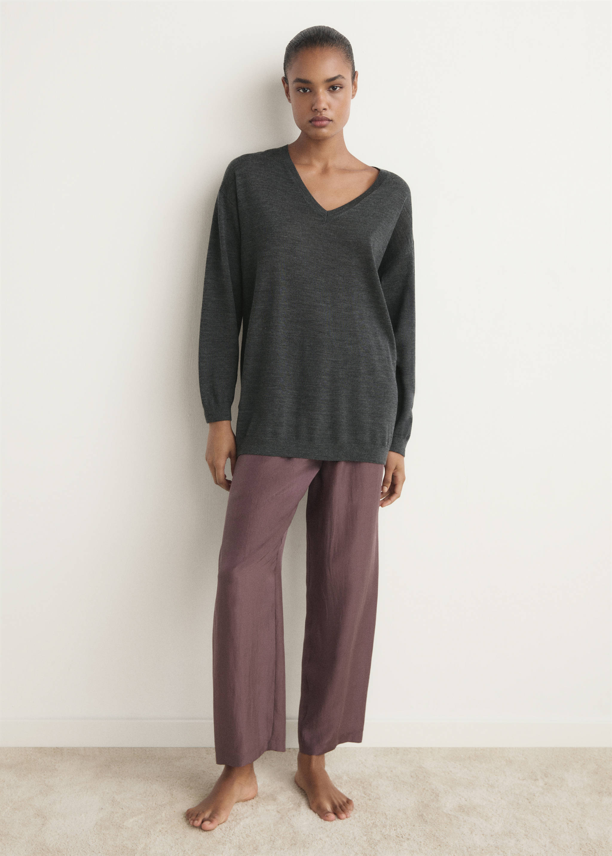 V-neck wool sweater - General plane