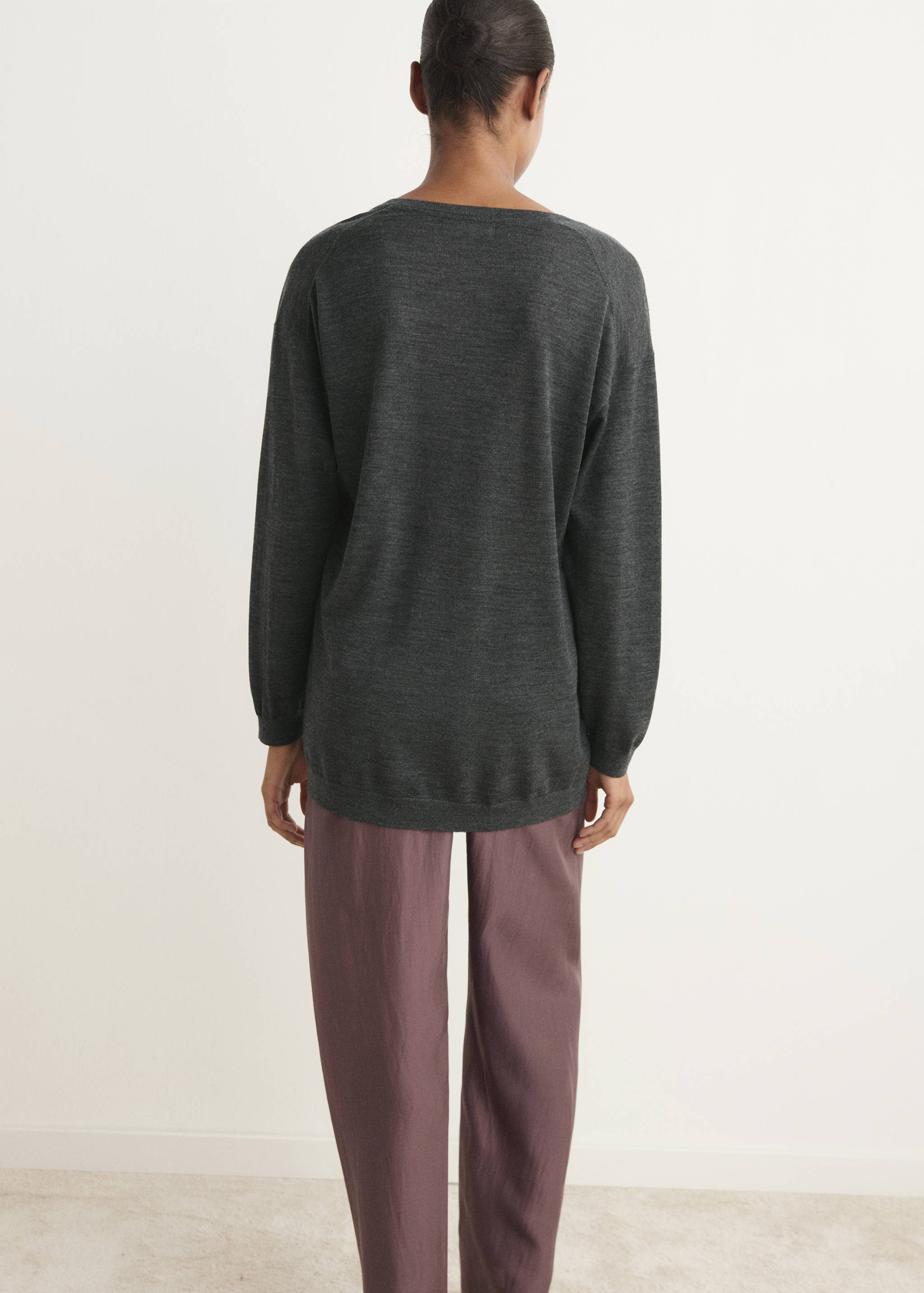V-neck wool sweater - Reverse of the article
