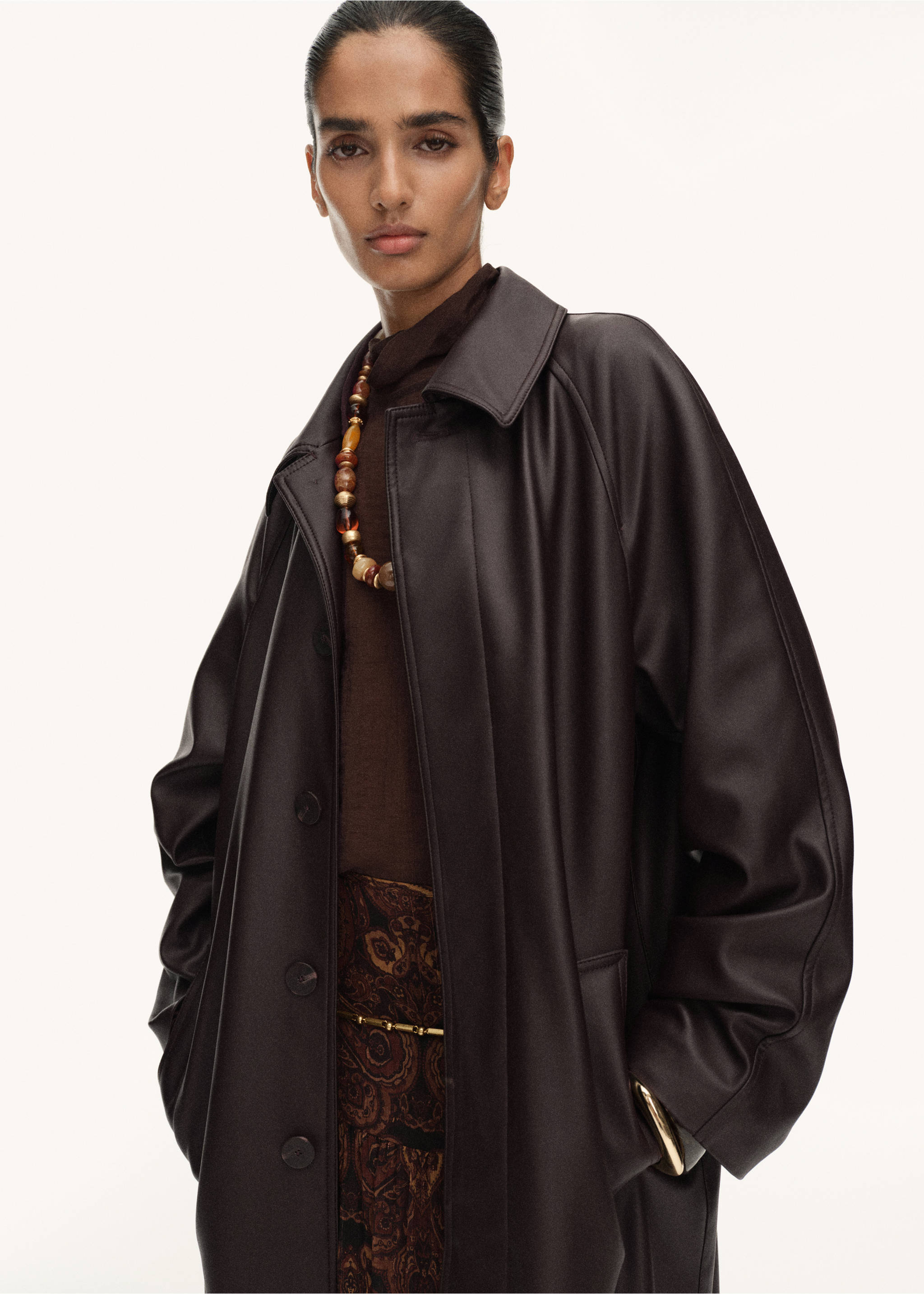 Trench largo efecto piel - Plano medio, Chocolate. Ref: 17076733-00.