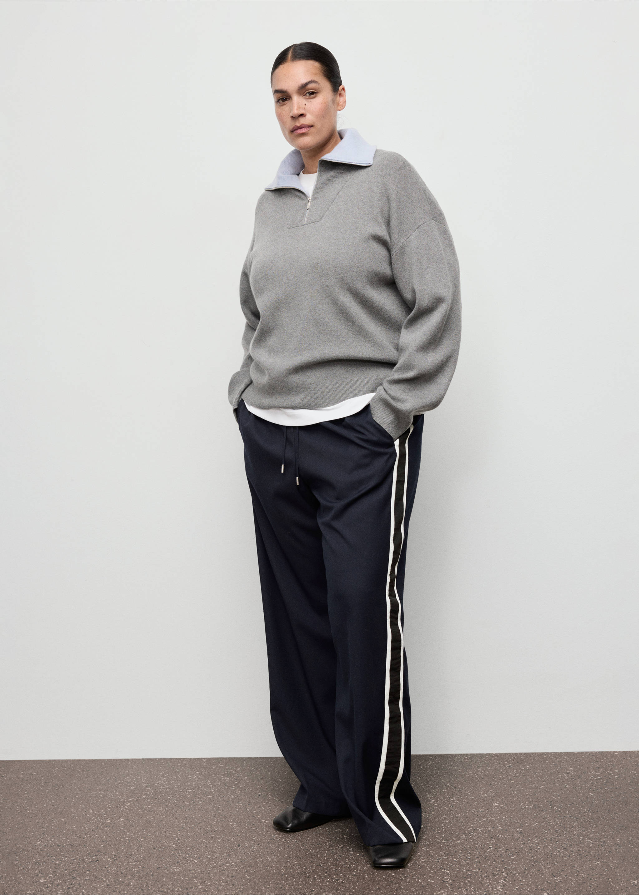 Contrast stripe straight trousers - Details of the article 6, Navy. Ref: 17076737-00.