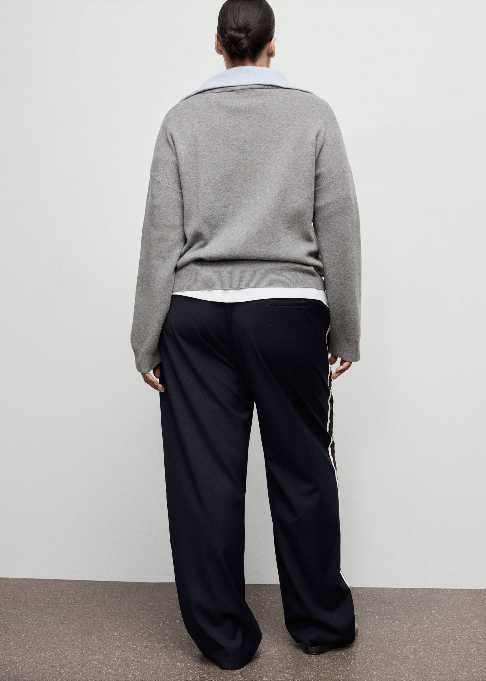 Contrast stripe straight trousers - Details of the article 4, Navy. Ref: 17076737-00.