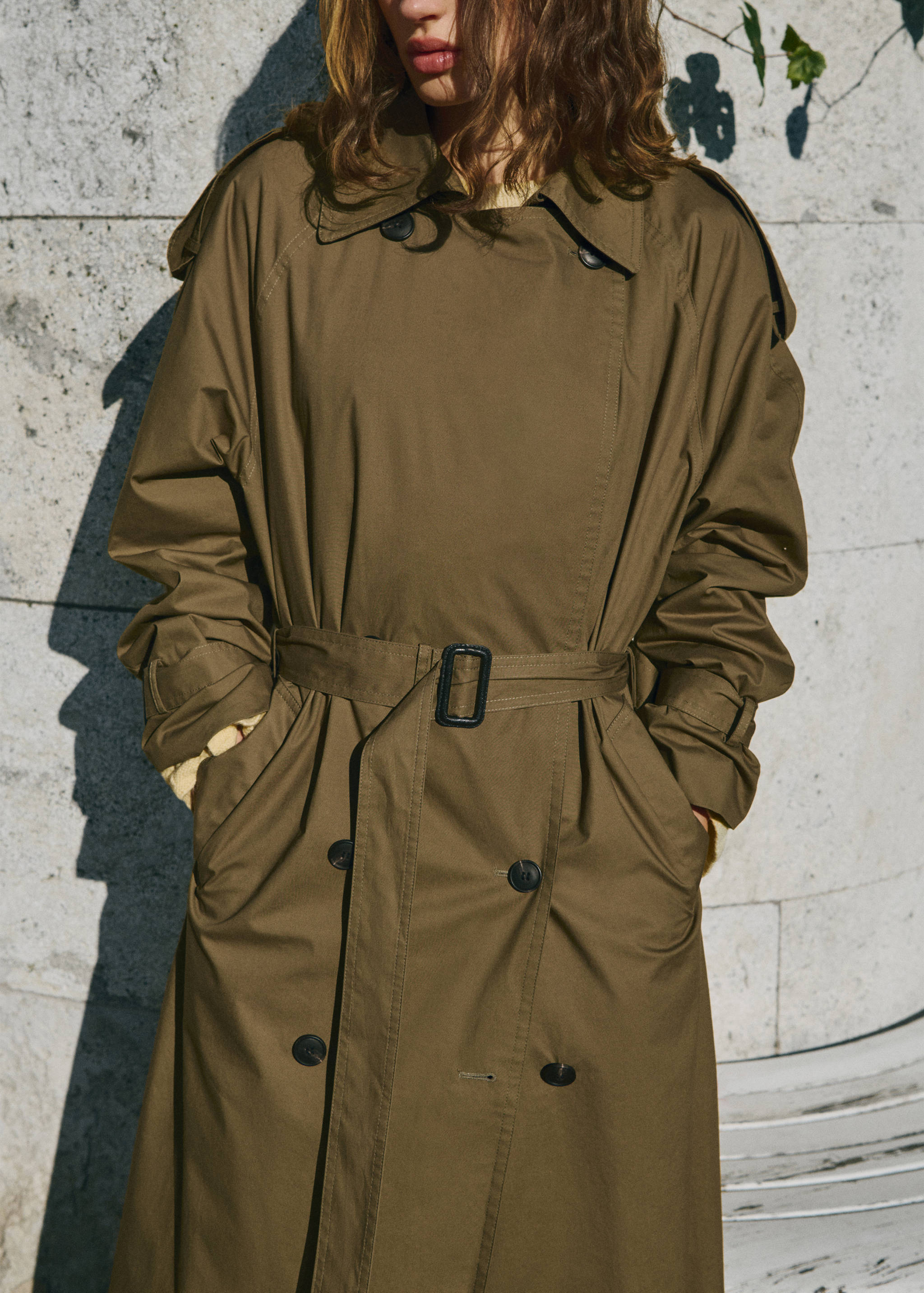 Double-breasted trench coat with corduroy collar - Details of the article 1