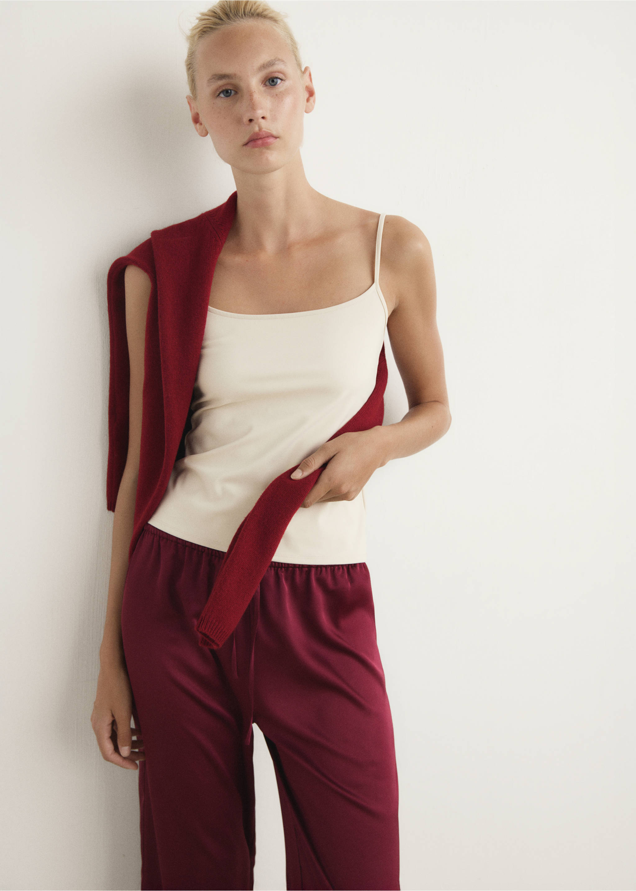 Satin long trousers - Details of the article 1, Red. Ref: 17077127-00.