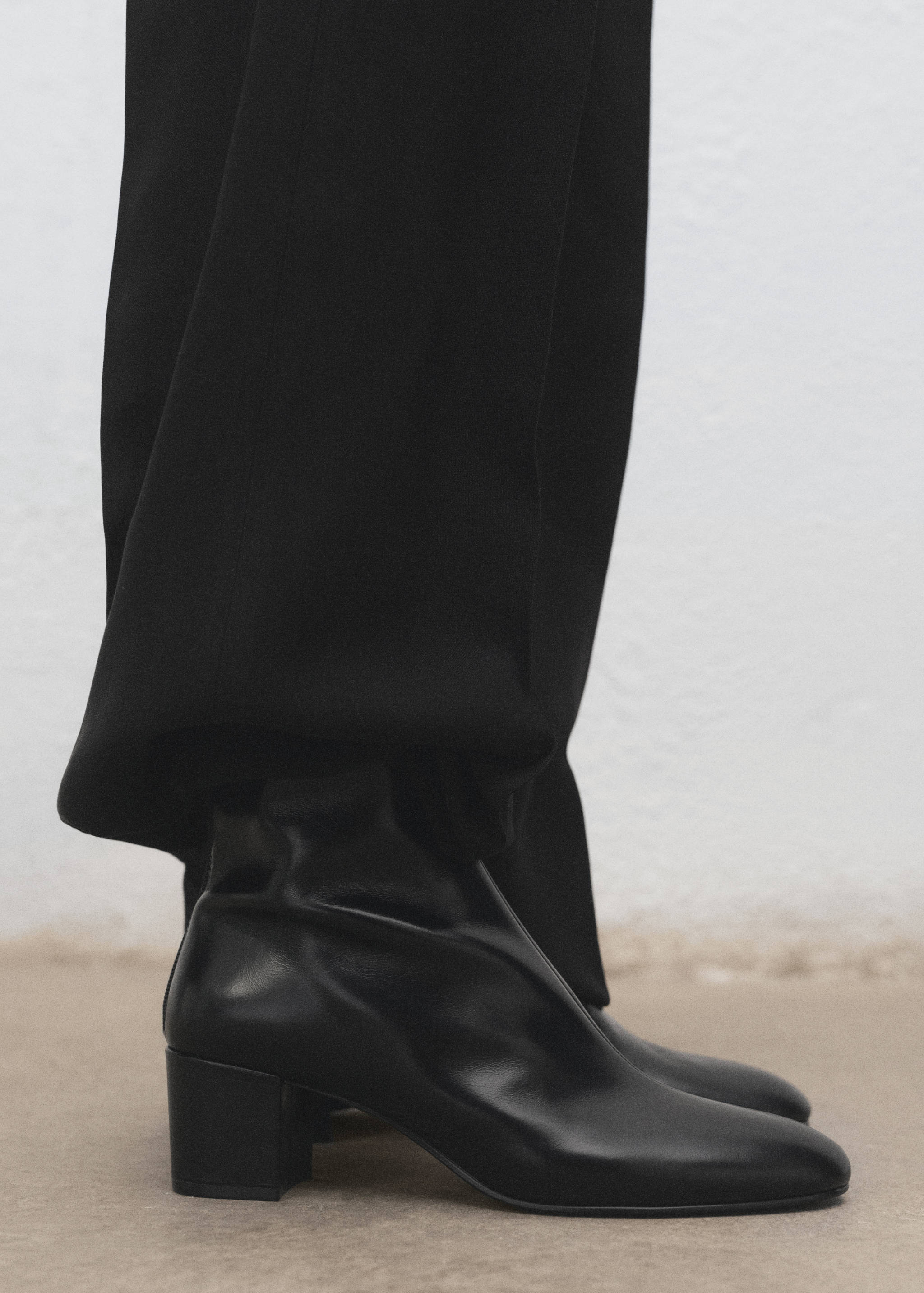 Leather ankle boots with block heel - Details of the article 9