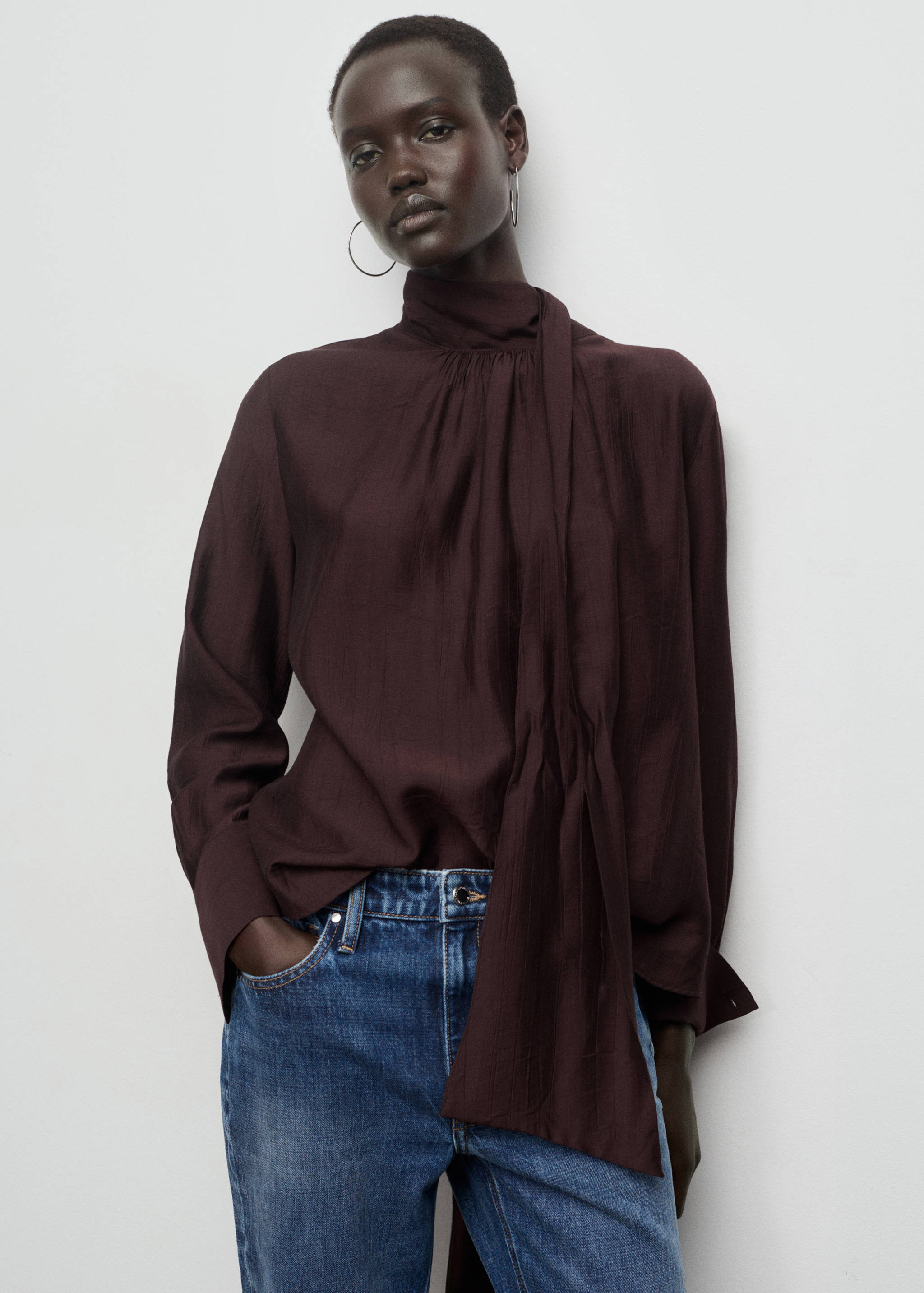 Blusa textura fular - Plano medio