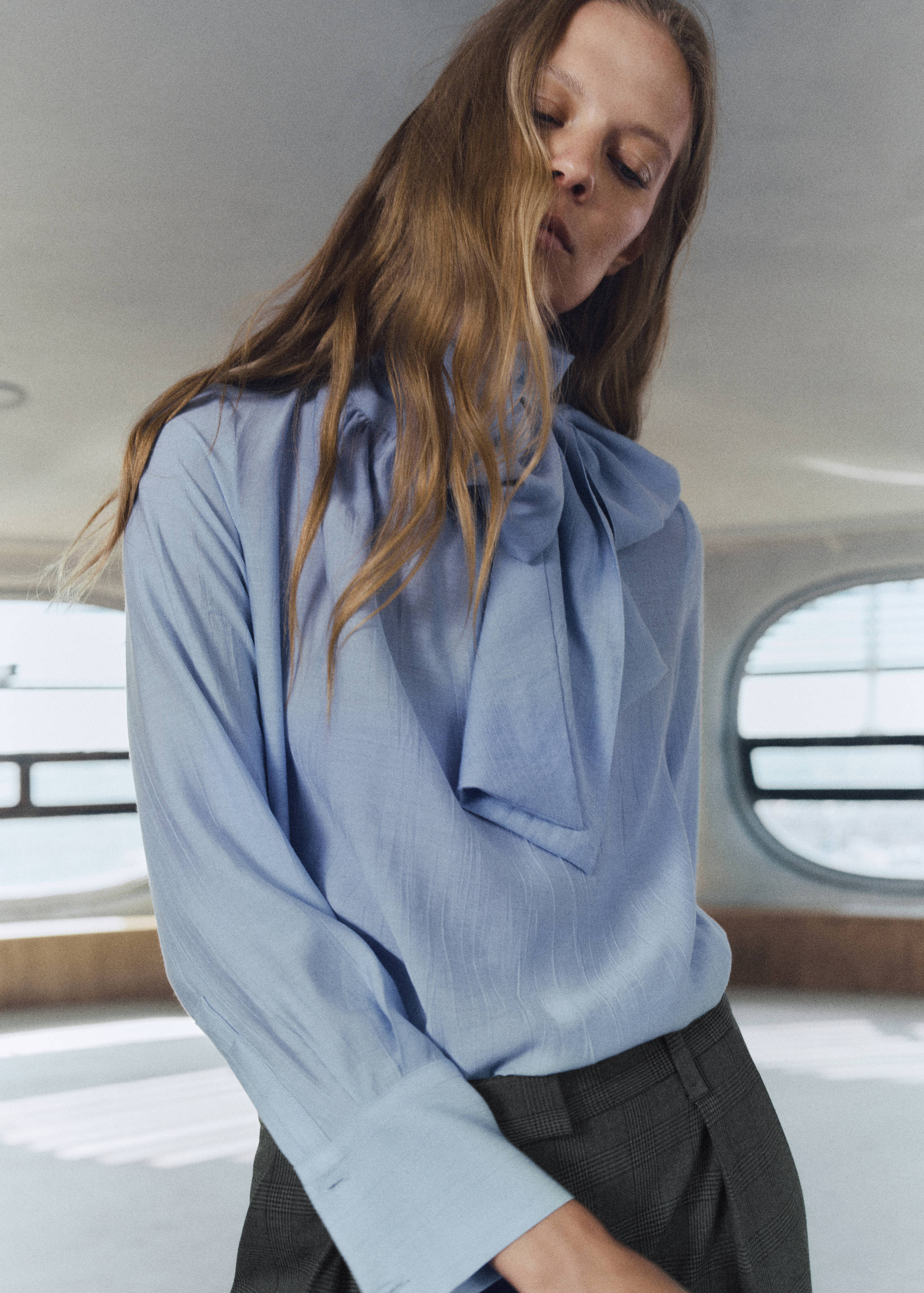 Blusa textura fular - Plano medio