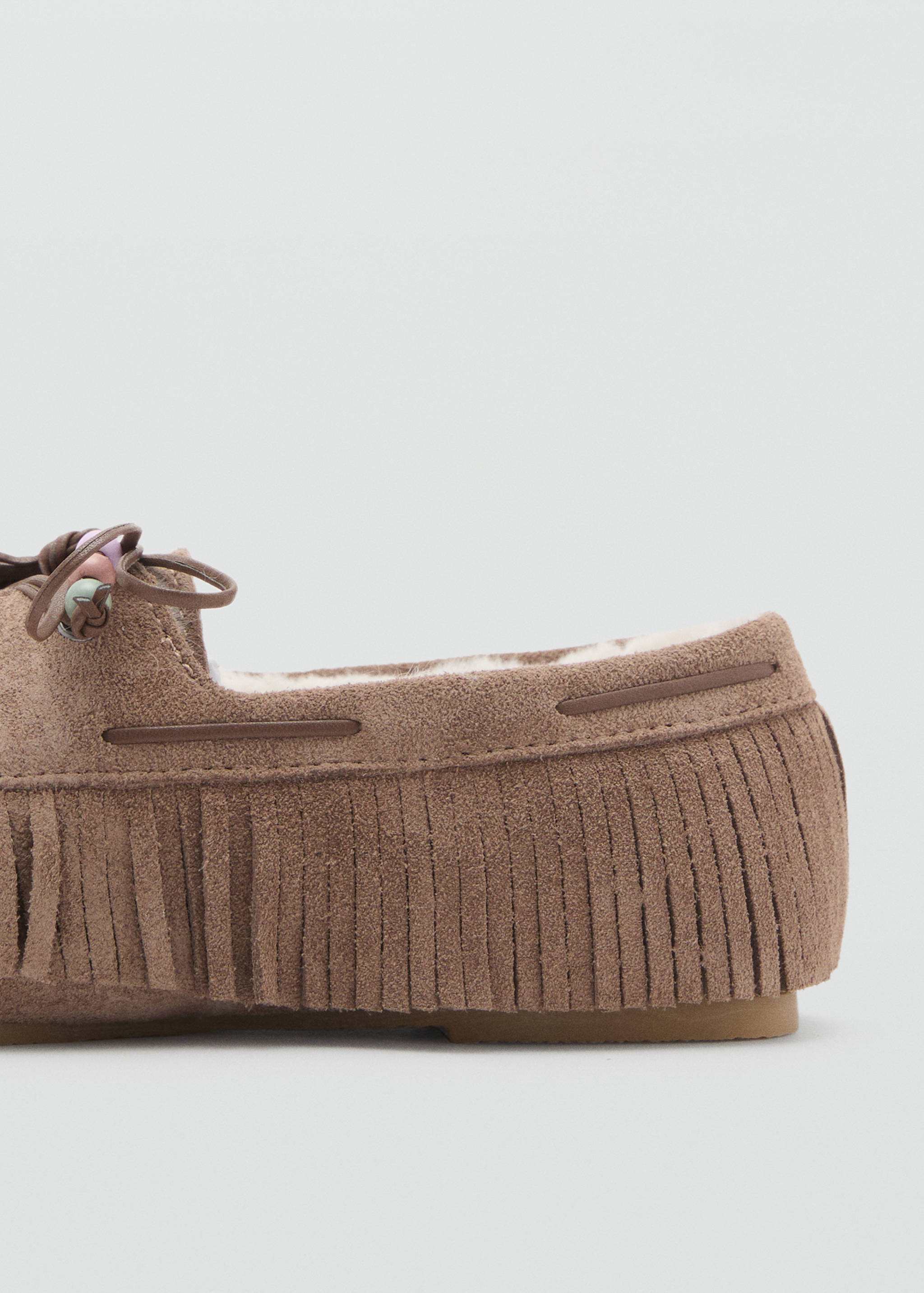 Zapato mocasín de ante en marrón con detalle de flecos y forro de efecto pelo.