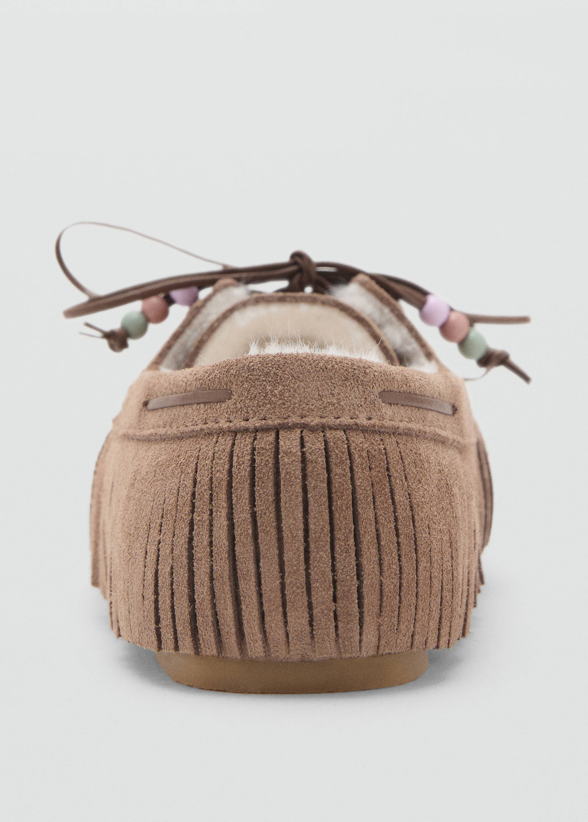 Vista trasera de mocasines de flequillos para niño/a en color marrón con cordones de abalorios.