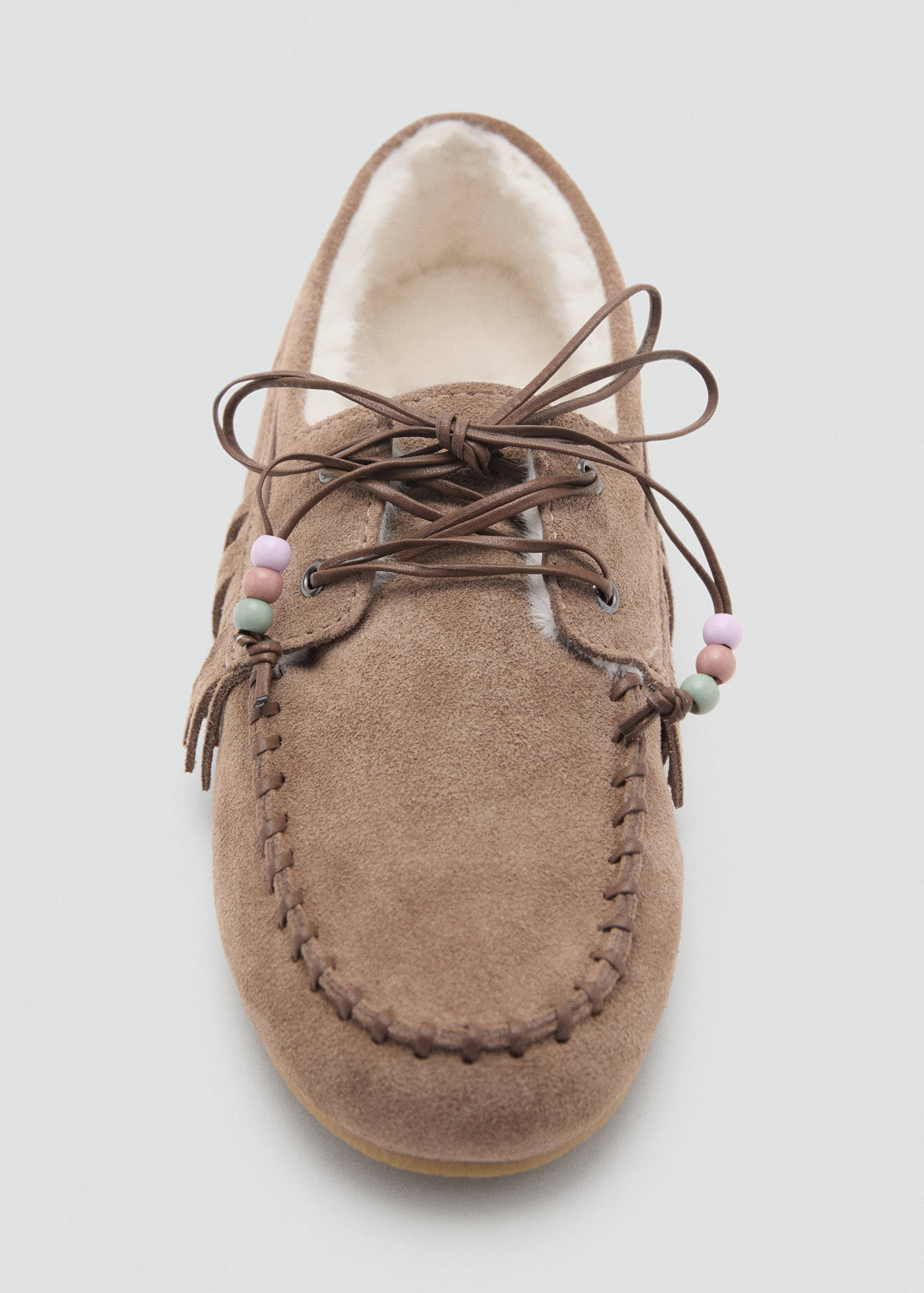 Zapato de ante marrón con costuras, cordones de piel, abalorios de colores y forro efecto pelo.