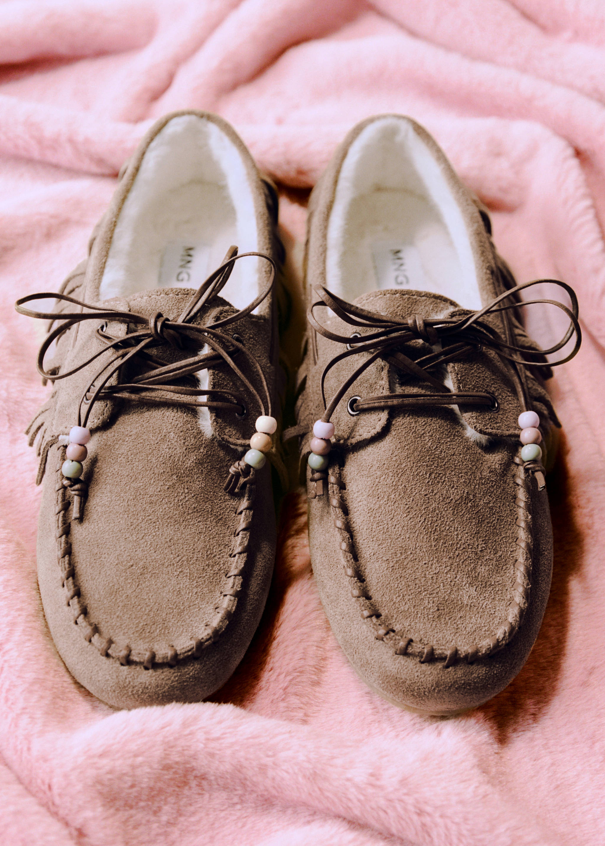 Mocasines de ante marrones con lazada delantera, abalorios pastel y forro de efecto pelo.