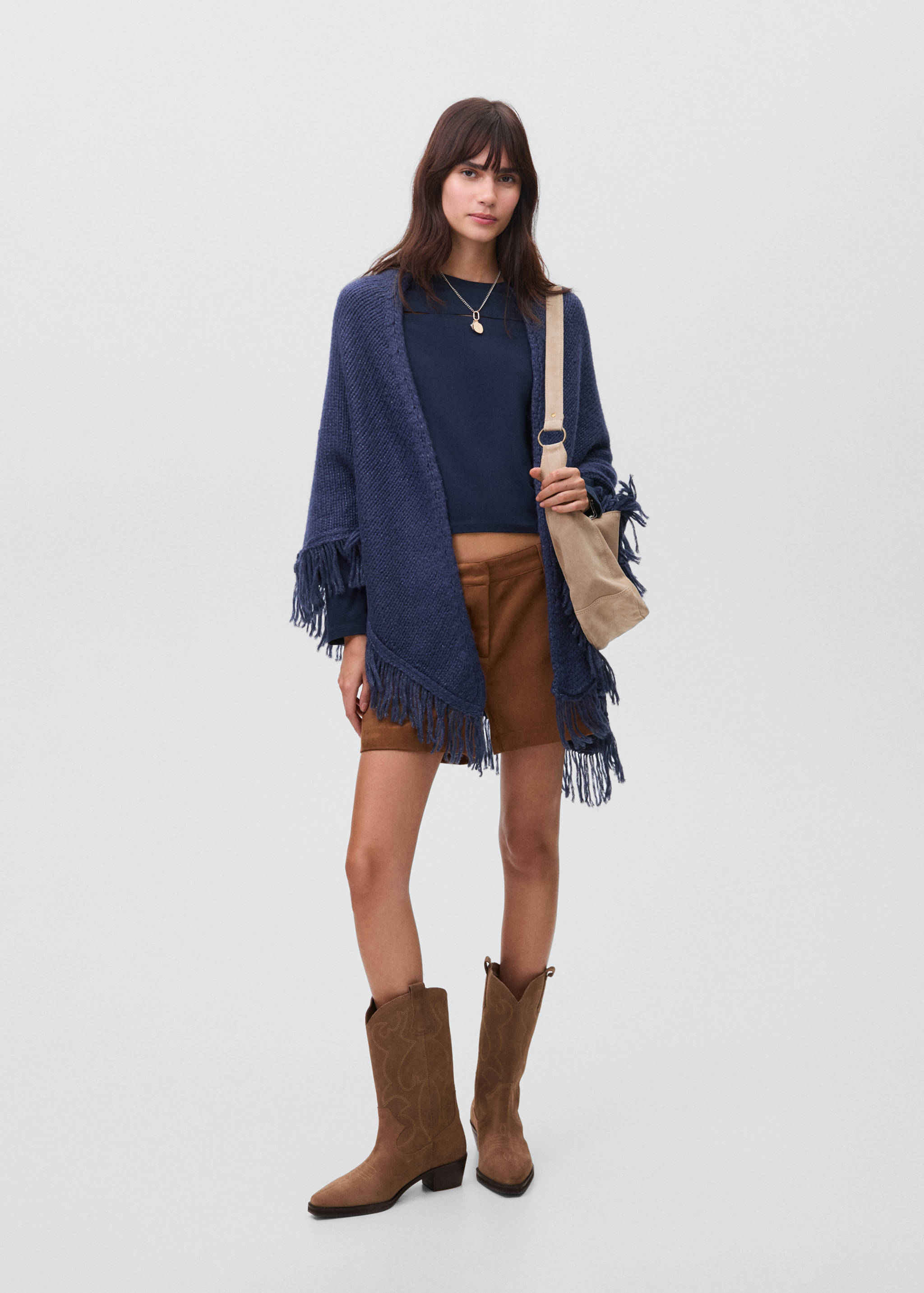 Knitted poncho with tassels - General plane