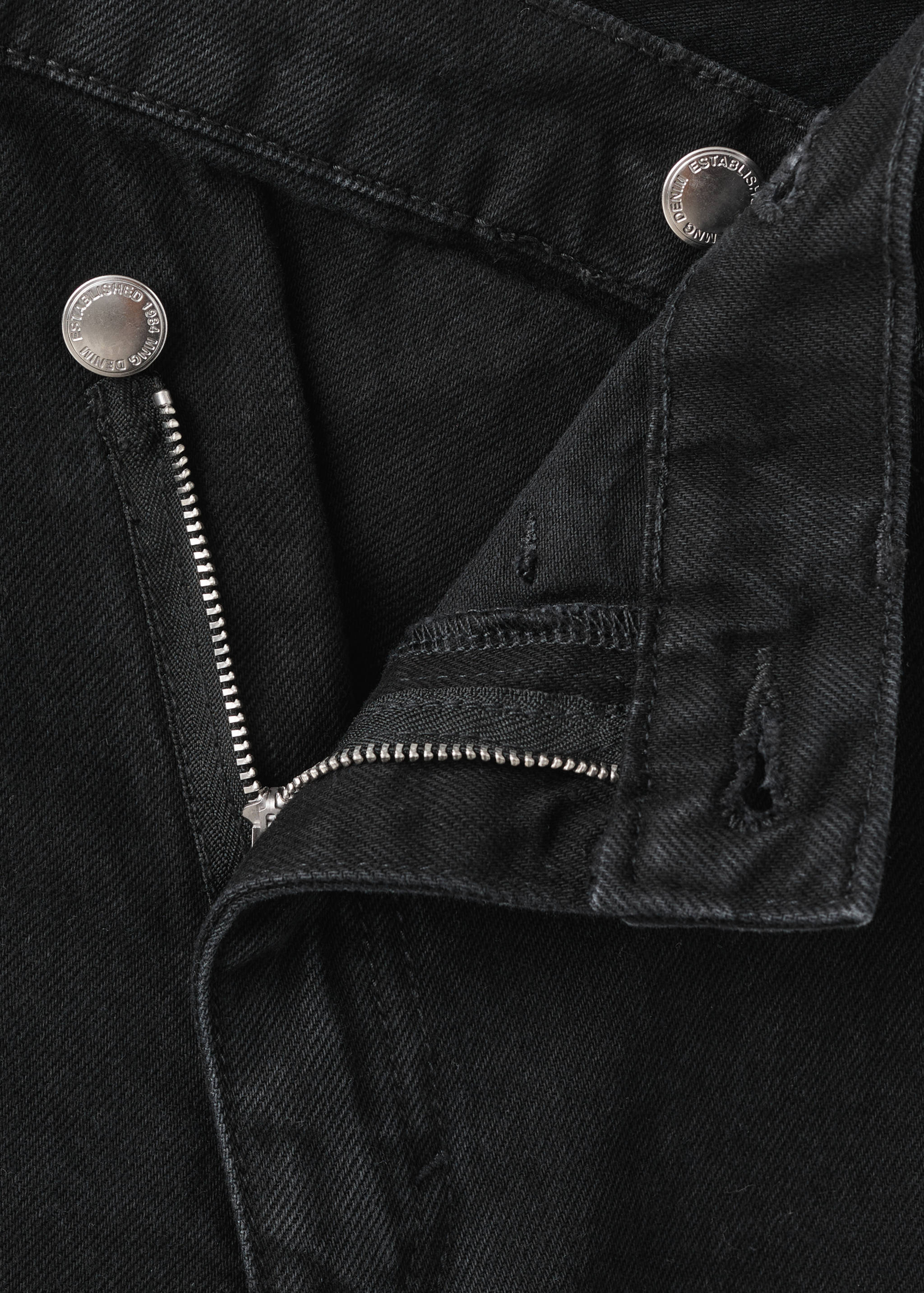 Jeans mit weitem Bein, überkreuztem Bund und mittlerer Bundhöhe - Detail des Artikels 8