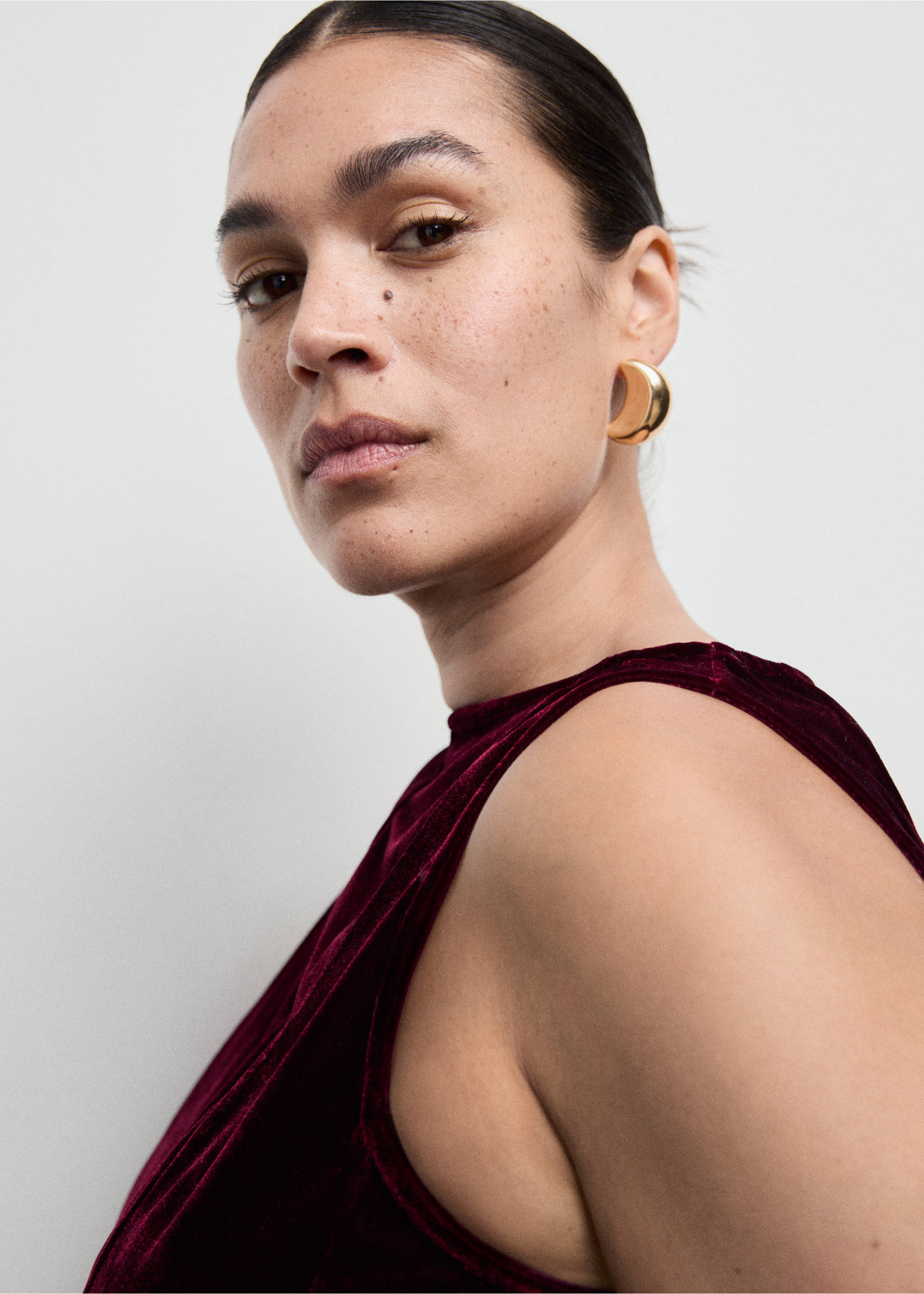 Velvet dress with seams - Details of the article 4, Burgundy. Ref: 17079107-00.