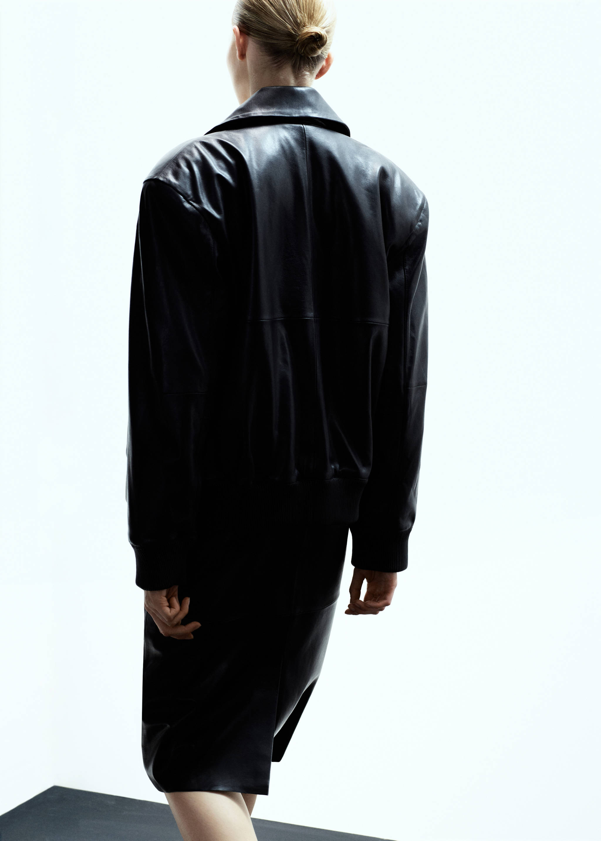 Leather bomber jacket - Reverse of the article