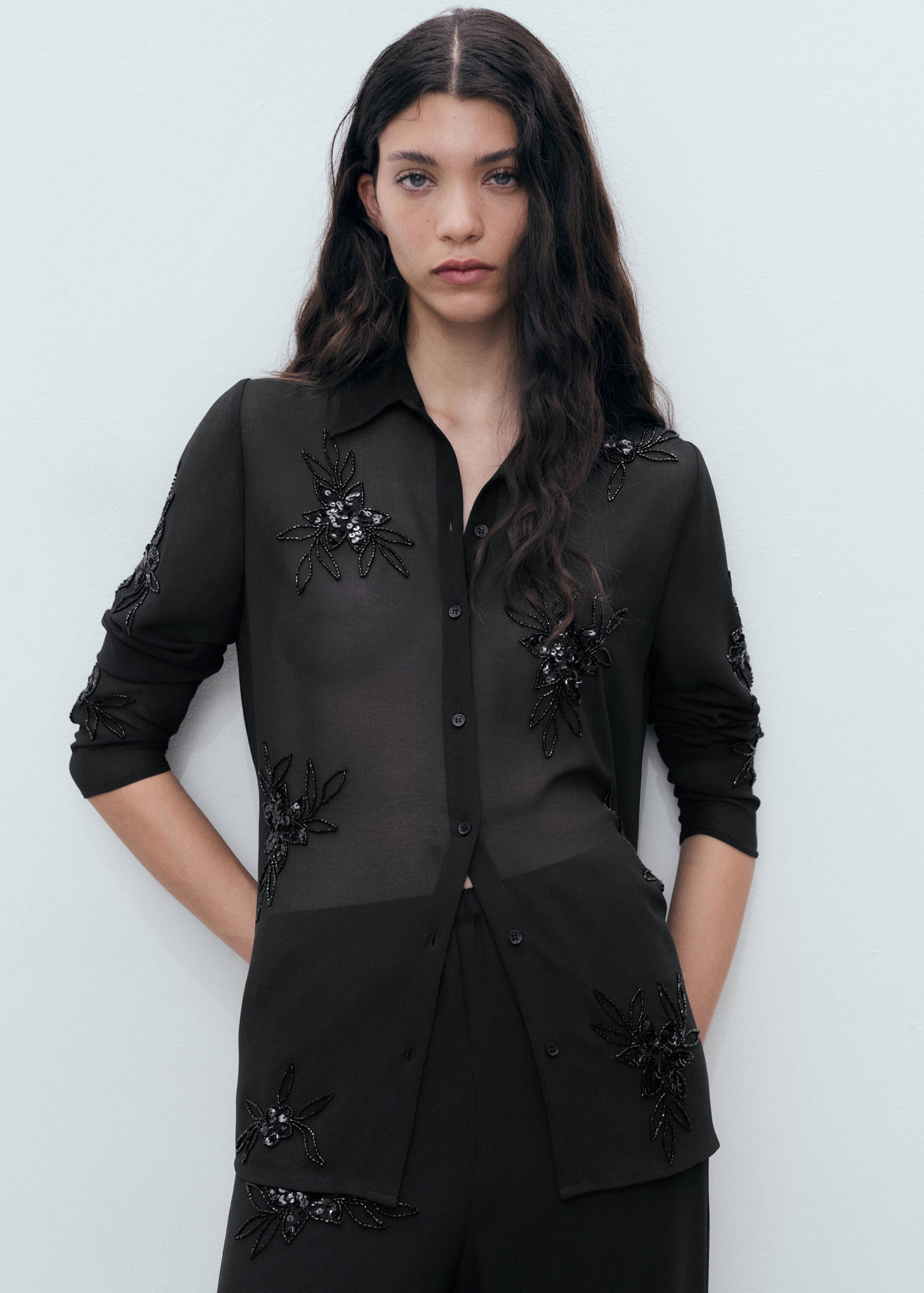 Chemise semi-transparente brodée petites pierres - Plan moyen
