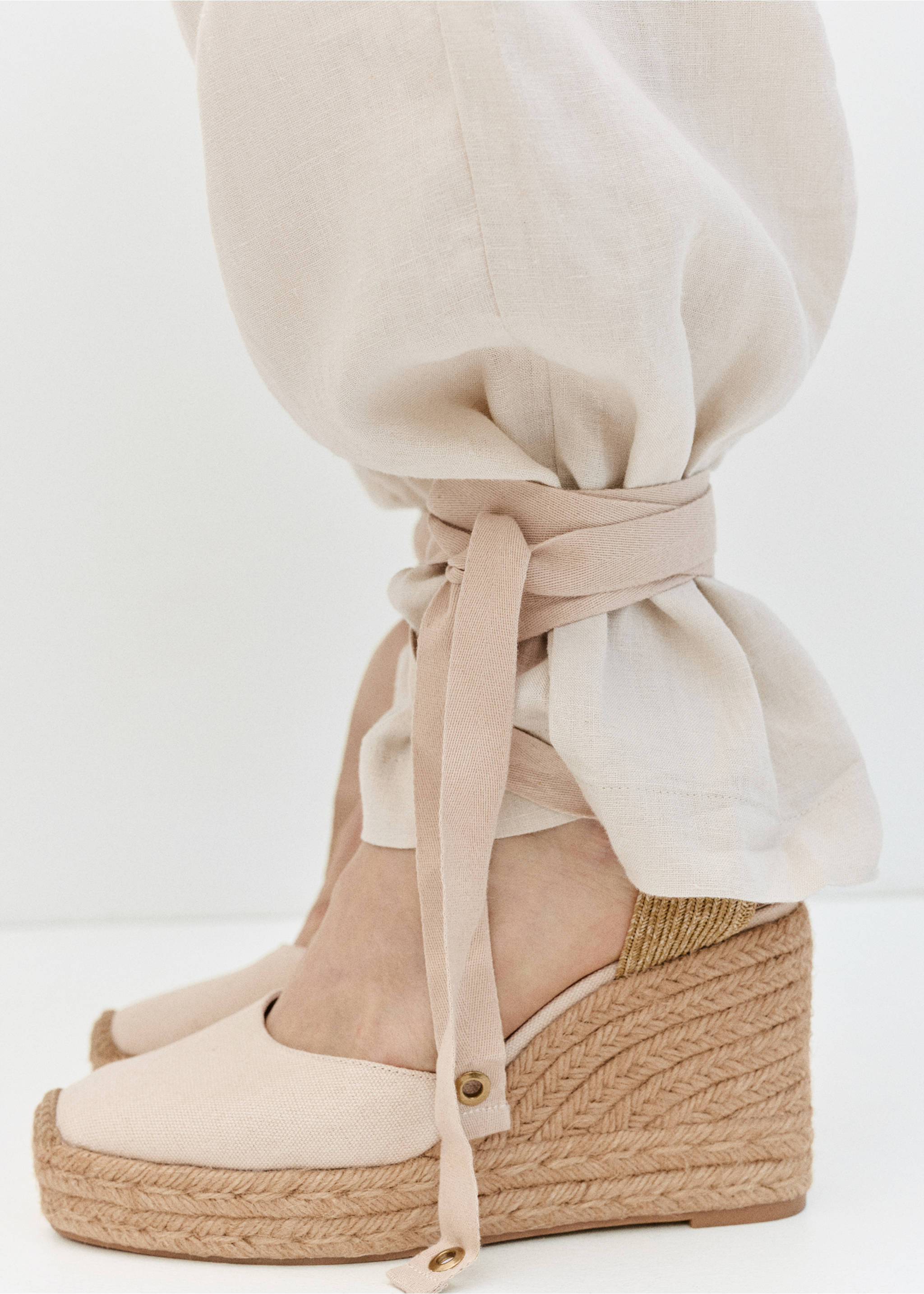 Combined tied wedges - Details of the article 9, Ecru. Ref: 17081127-00.