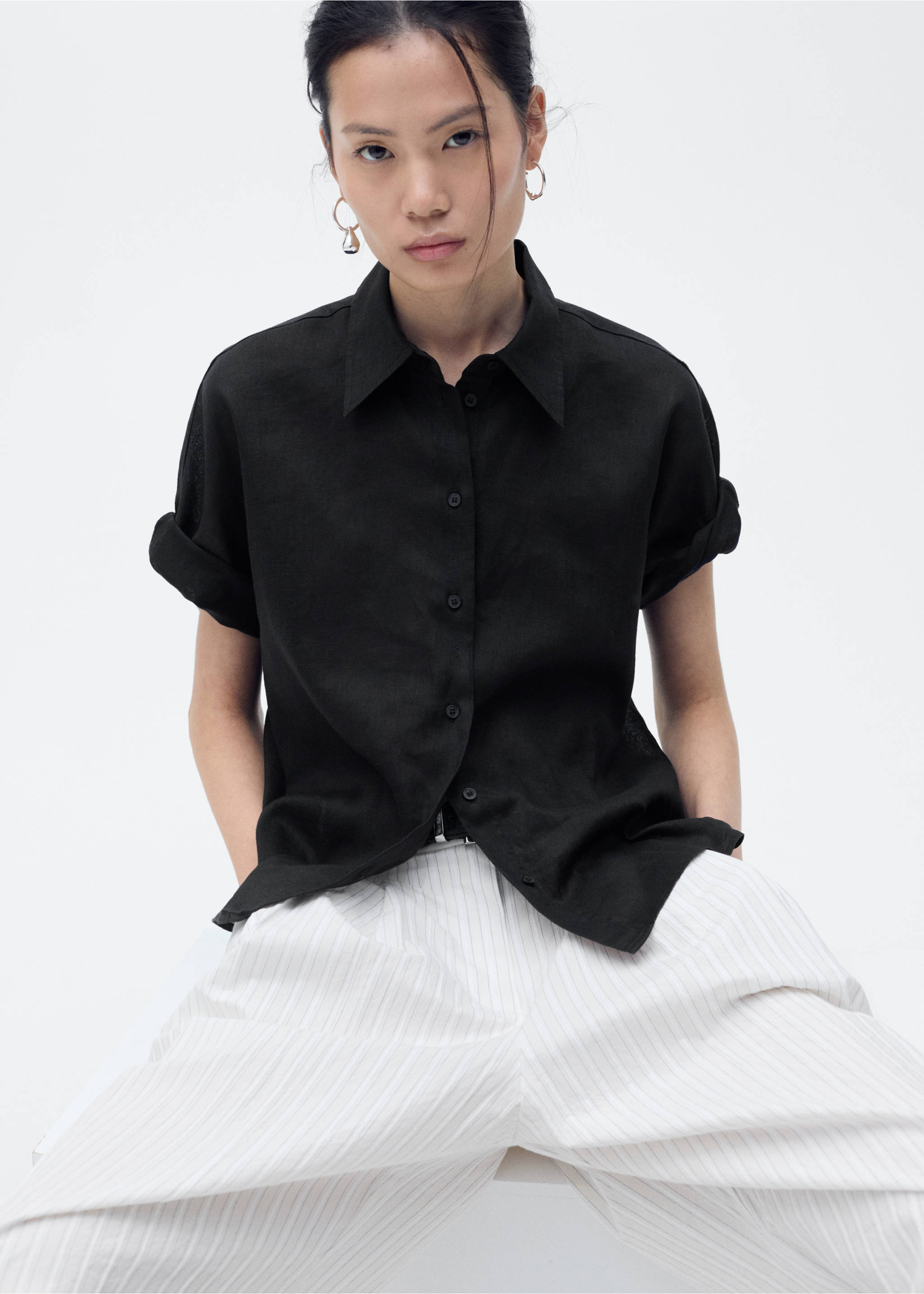 Chemise lin manches courtes - Plan moyen, Noir. Ref: 17081133-00.