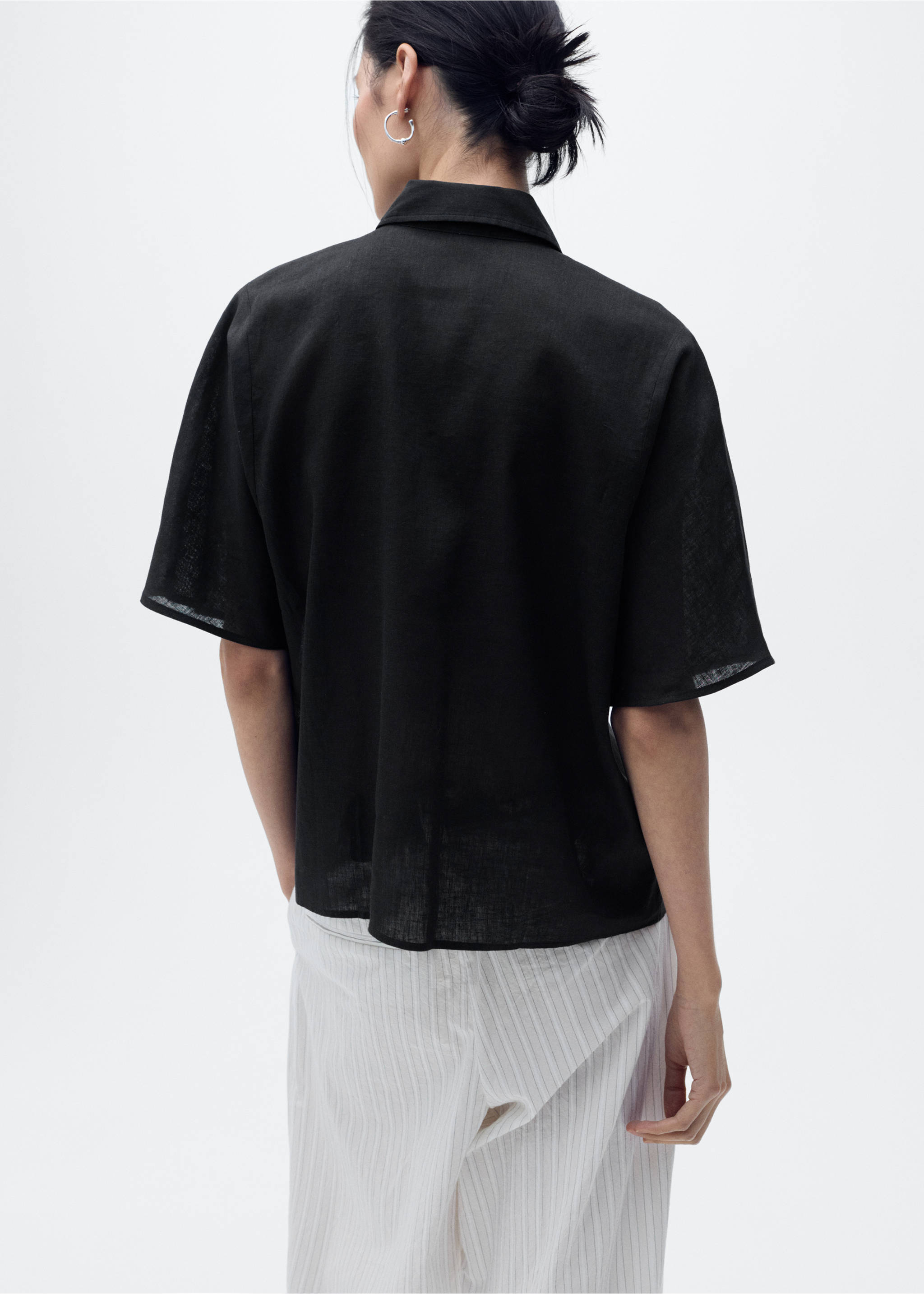 Chemise lin manches courtes - Verso de l’article, Noir. Ref: 17081133-00.