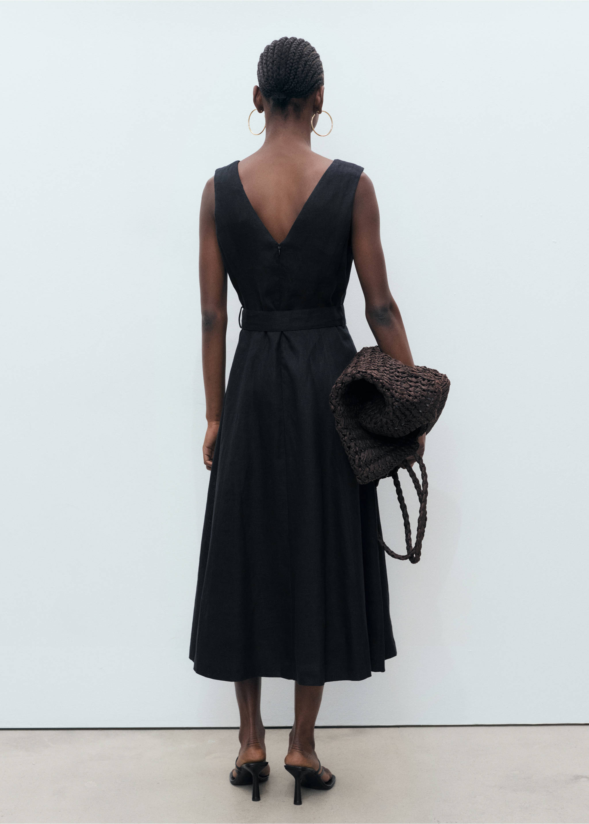 Flared linen dress with belt - Reverse of the article, Black. Ref: 17081134-00.