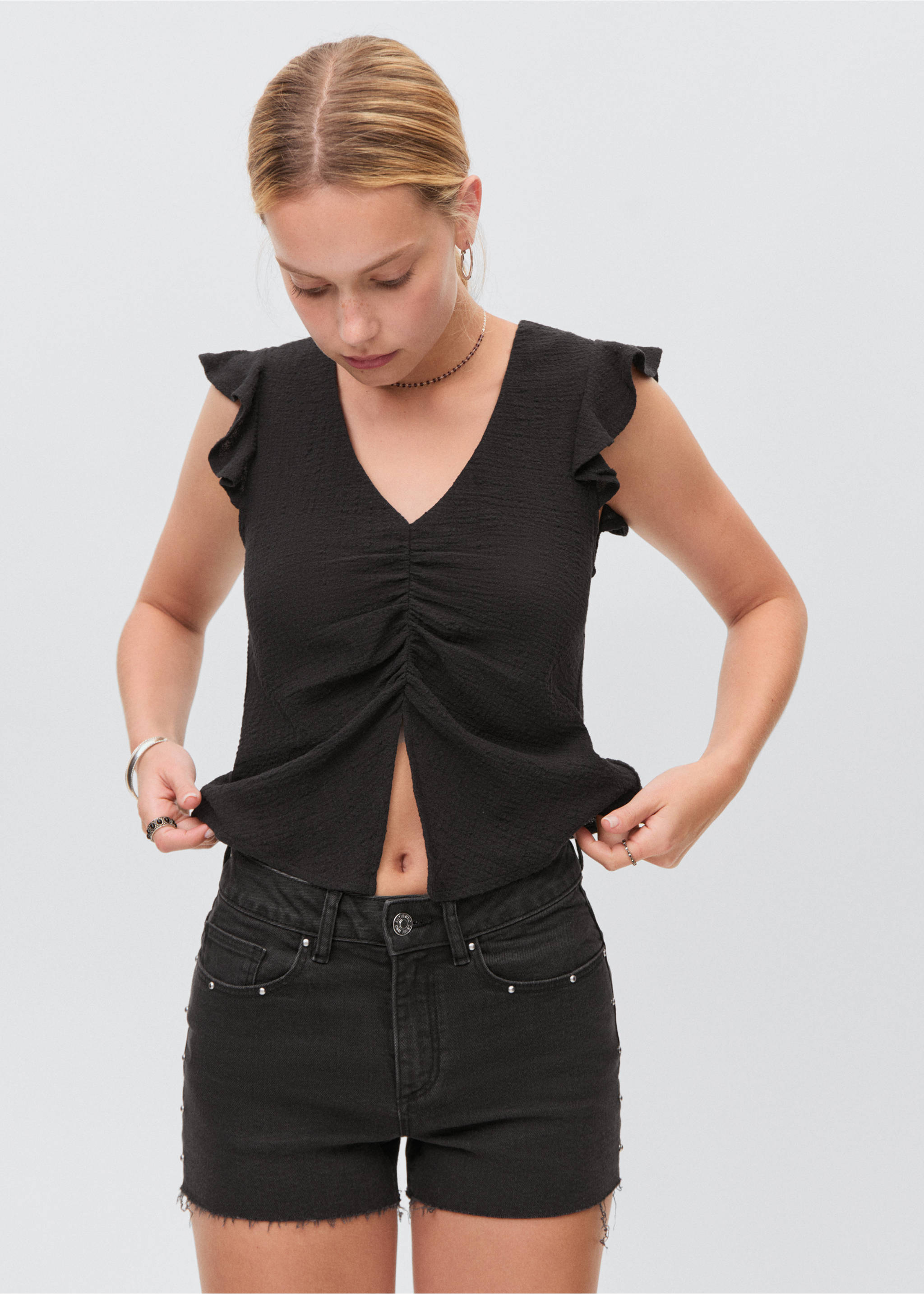 Blouse manches volants - Plan moyen, Noir. Ref: 17081147-00.