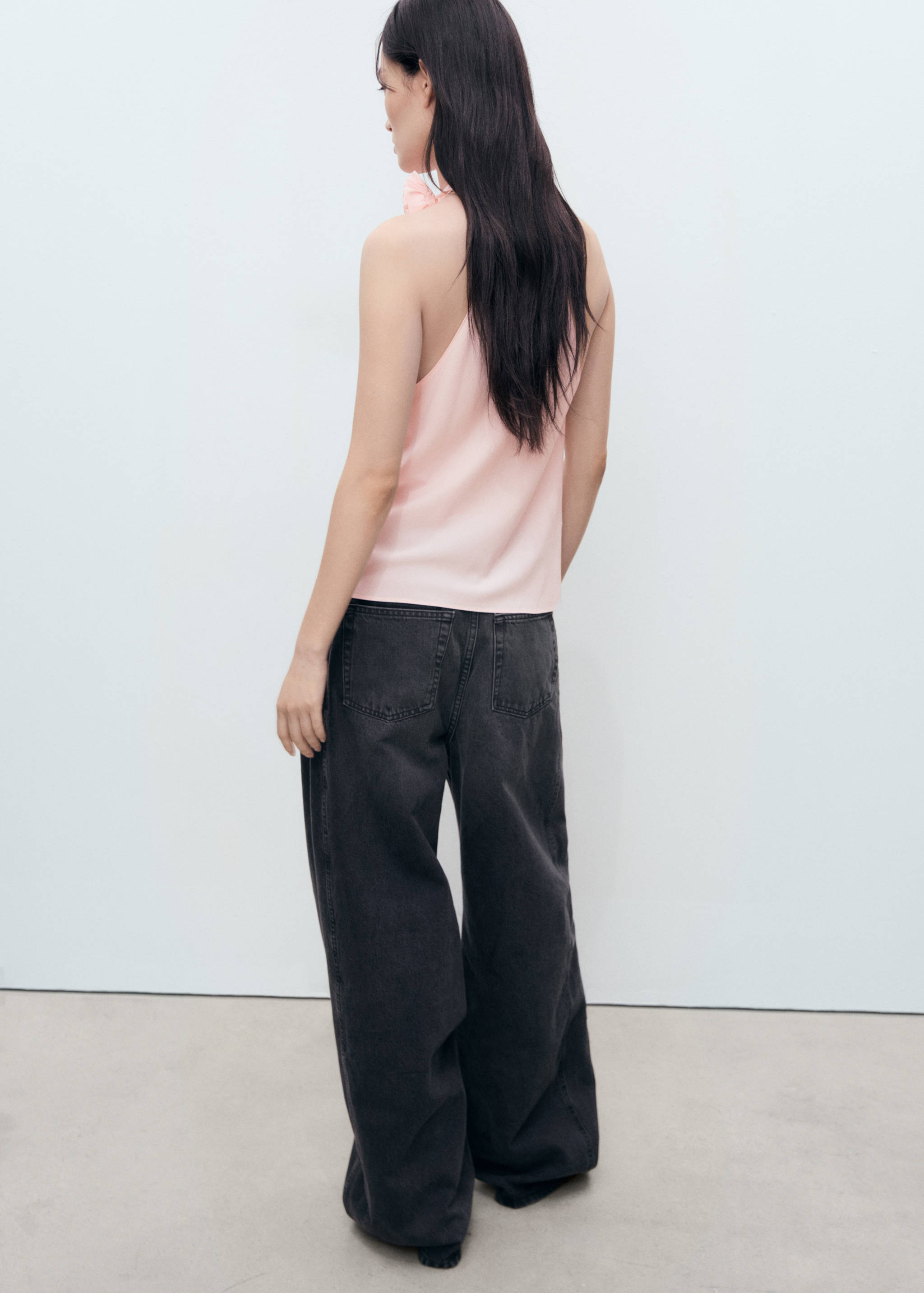 Drapierte Bluse mit Blumendetails - Rückseite des Artikels