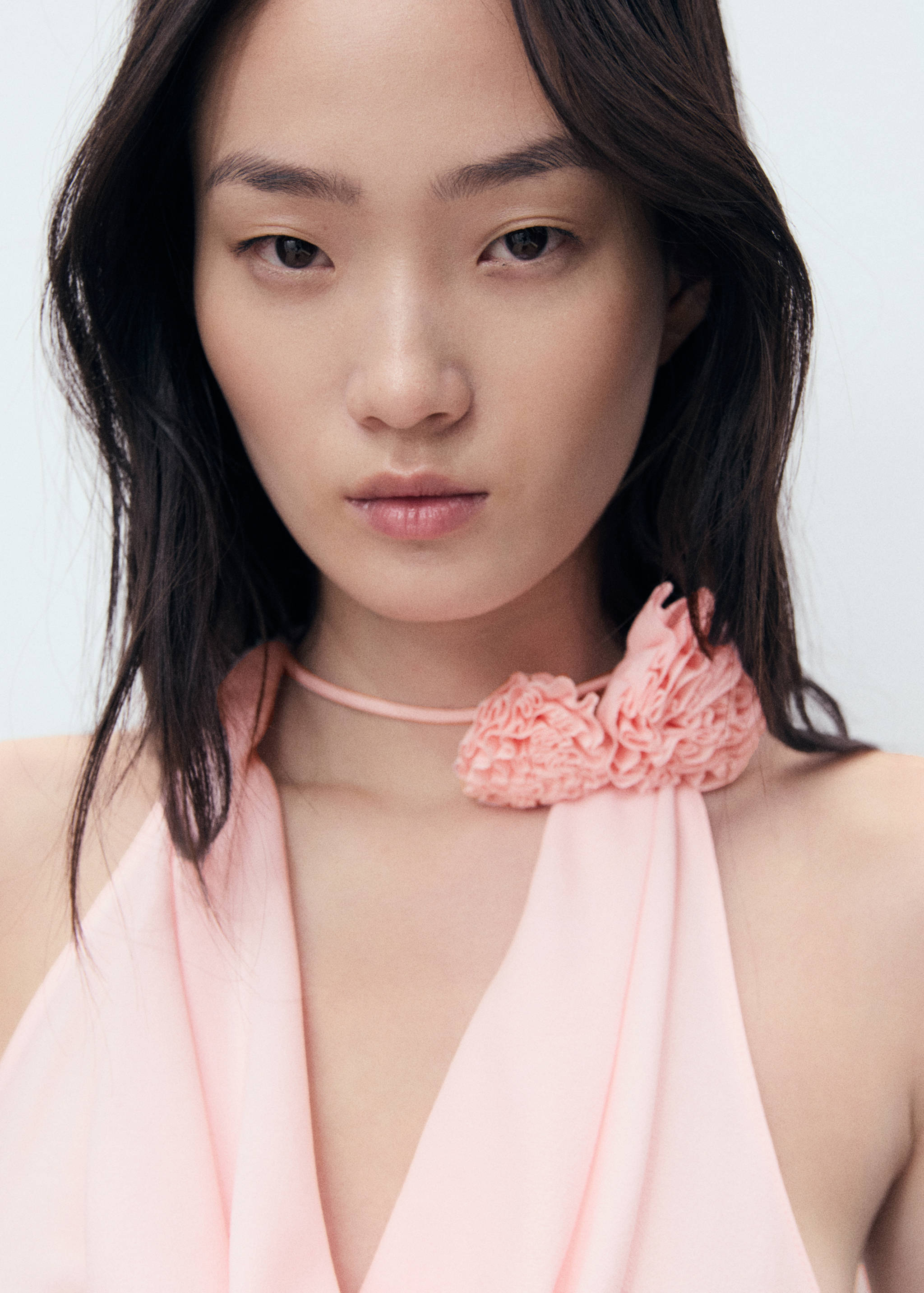 Drapierte Bluse mit Blumendetails - Detail des Artikels 1