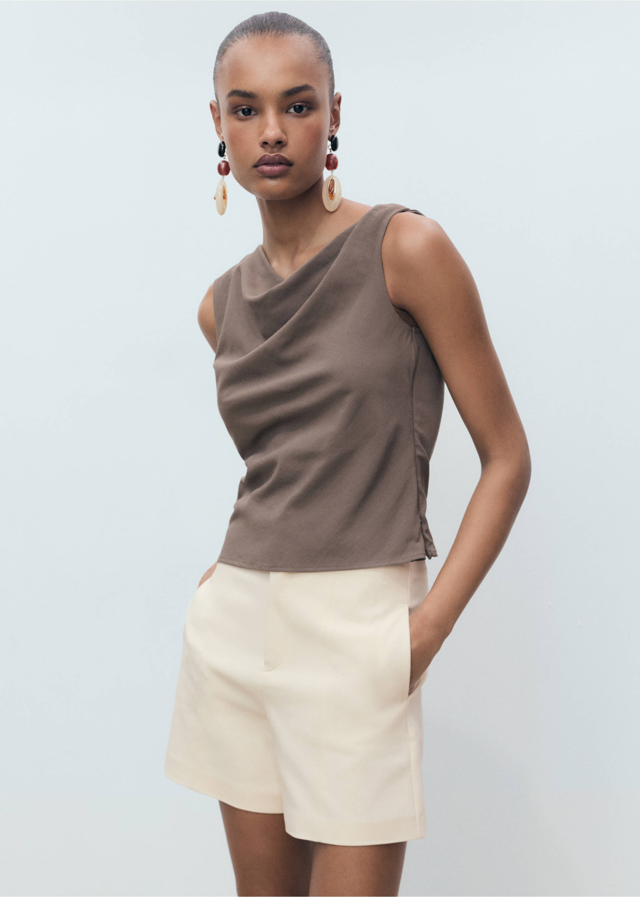 High-waist straight shorts - Details of the article 1, Ecru. Ref: 17081155-00.
