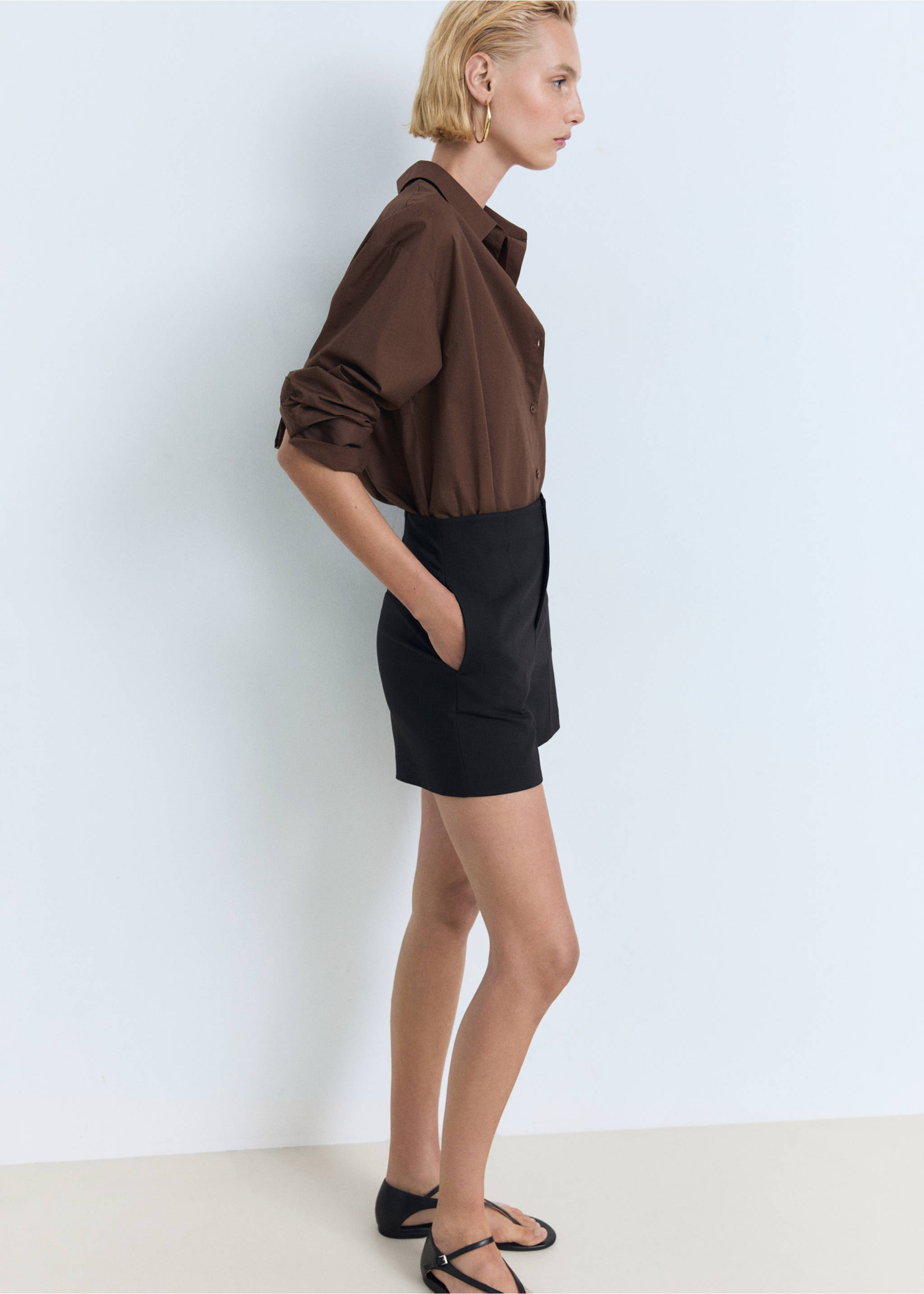 High-waist straight shorts - Details of the article 2, Black. Ref: 17081155-00.