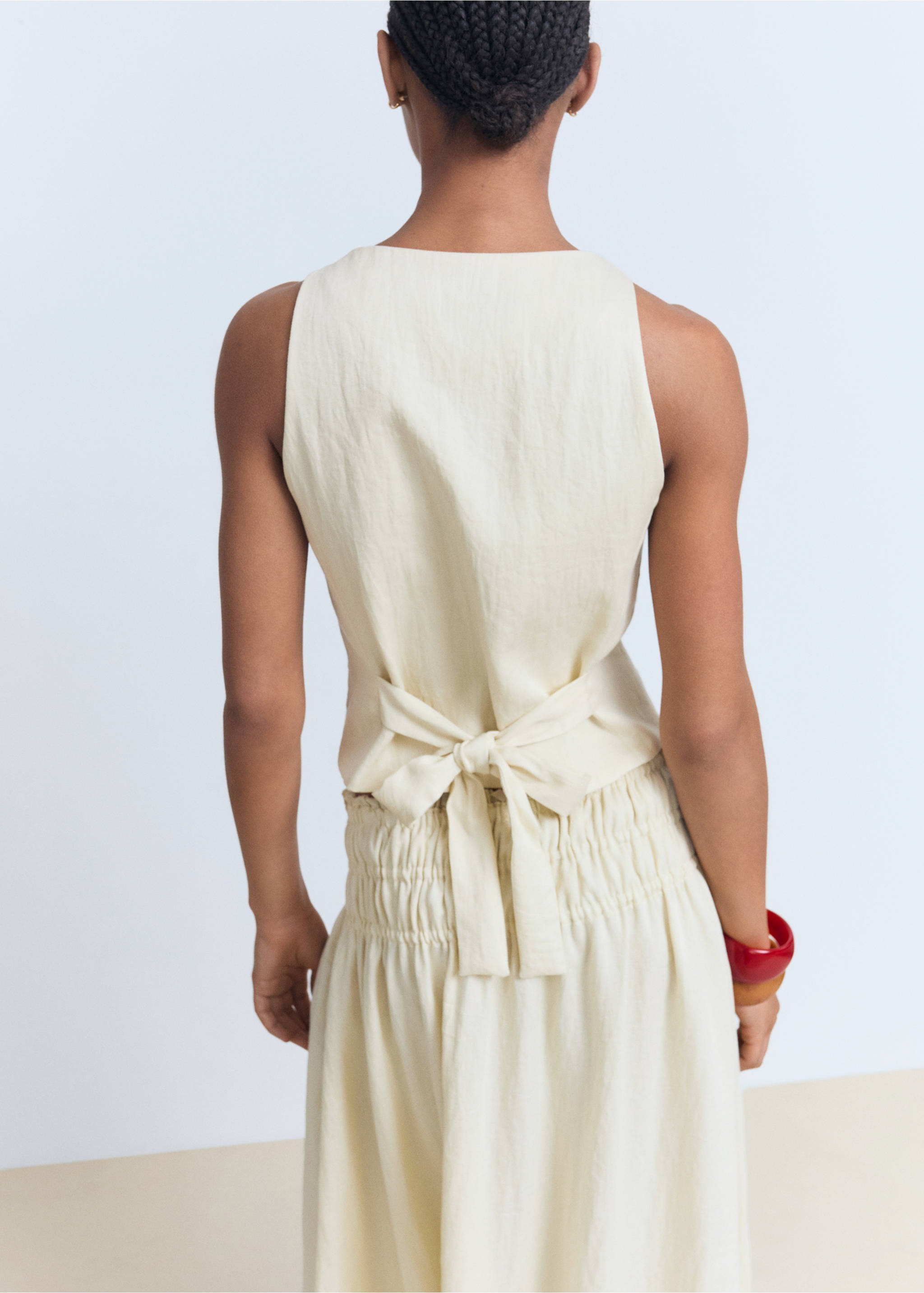 Waistcoat with bow on the back - Reverse of the article, Beige. Ref: 17081169-00.