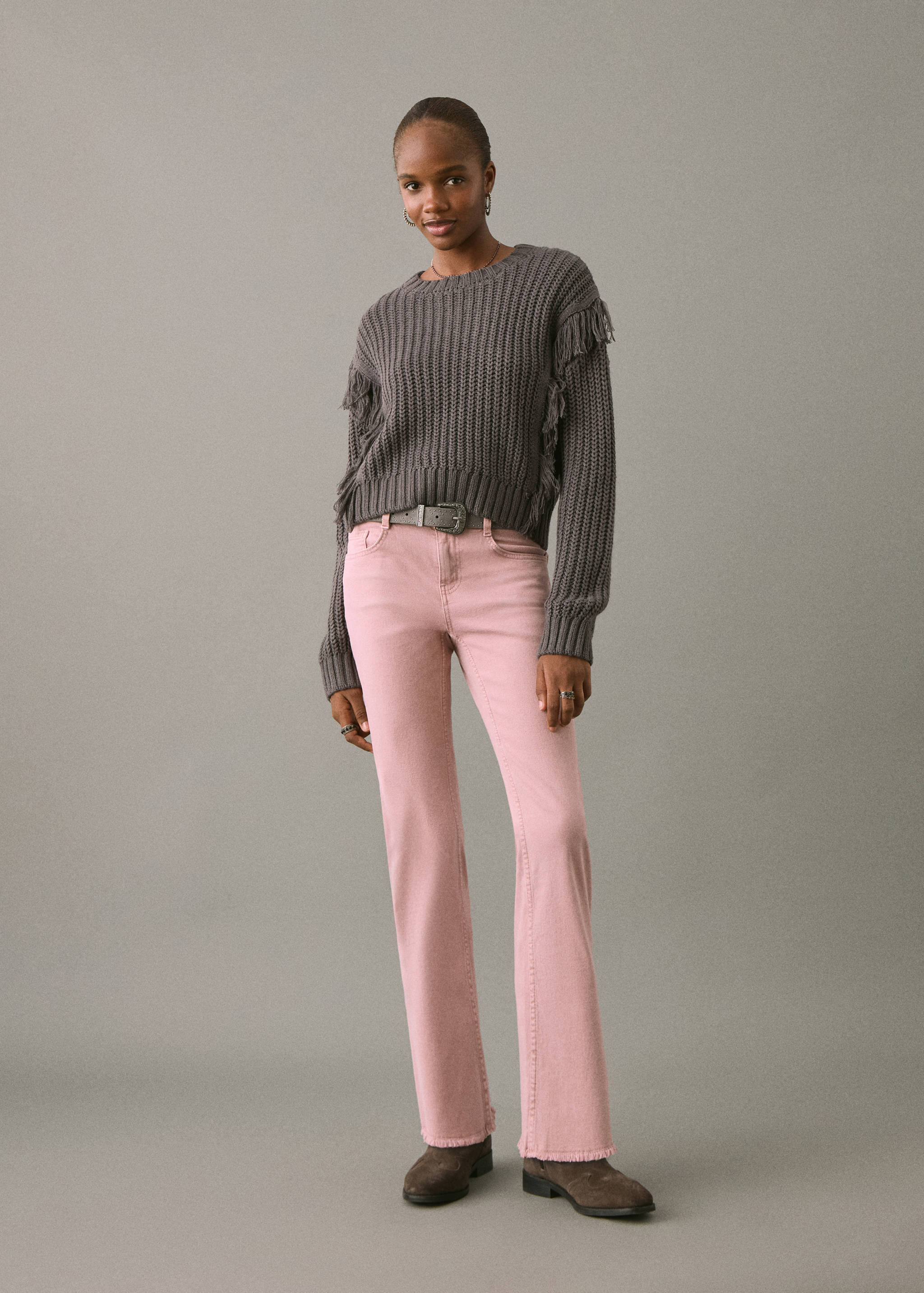 Utsvängda jeans med fransad fåll - Allmän bild