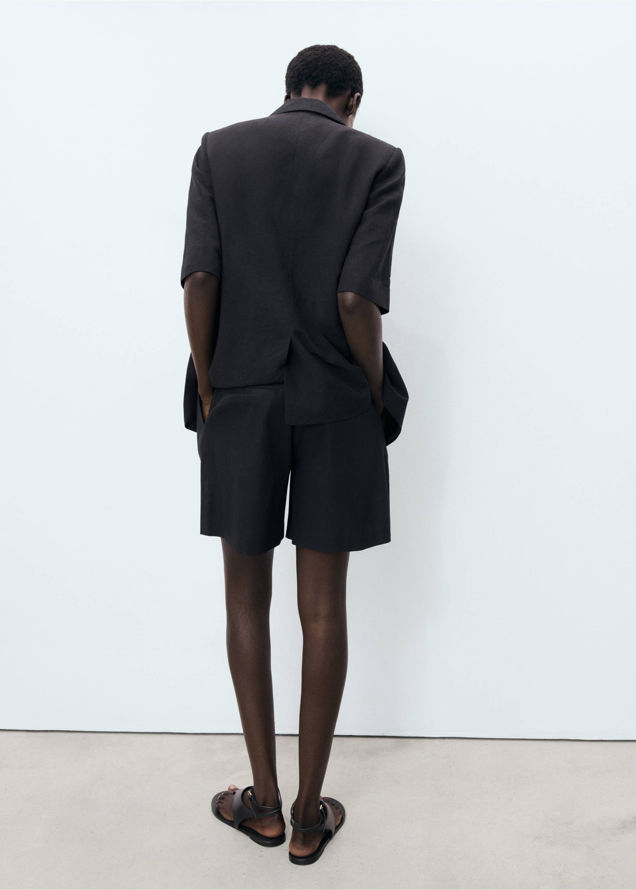 Linen shorts with bow and belt - Reverse of the article, Black. Ref: 17081191-00.