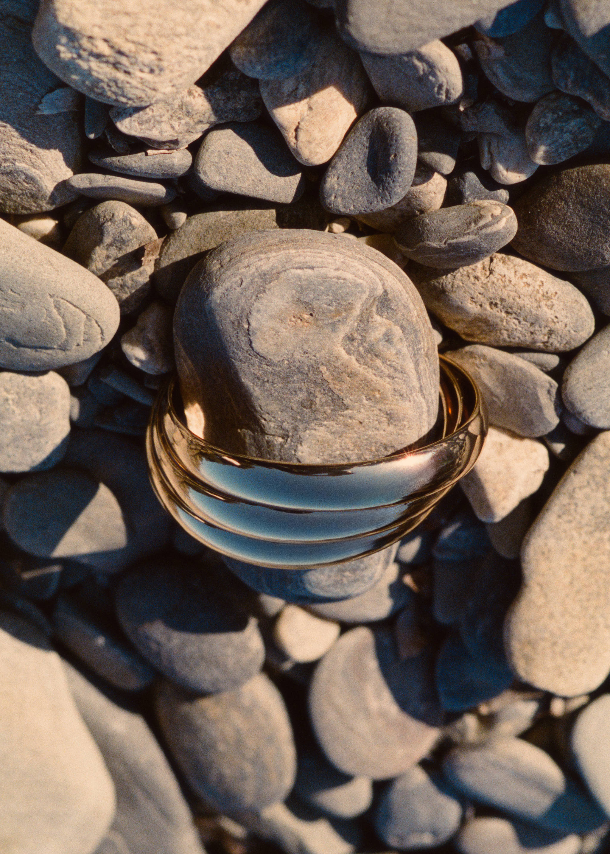 Rigid bracelet with relief - General plane, Gold. Ref: 17081192-00.