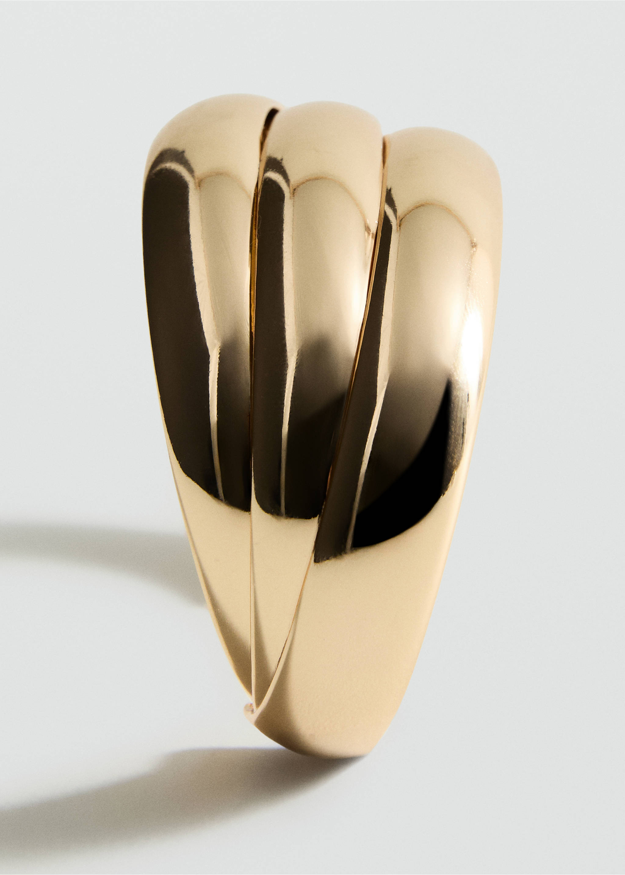 Rigid bracelet with relief - Details of the article 1, Gold. Ref: 17081192-00.