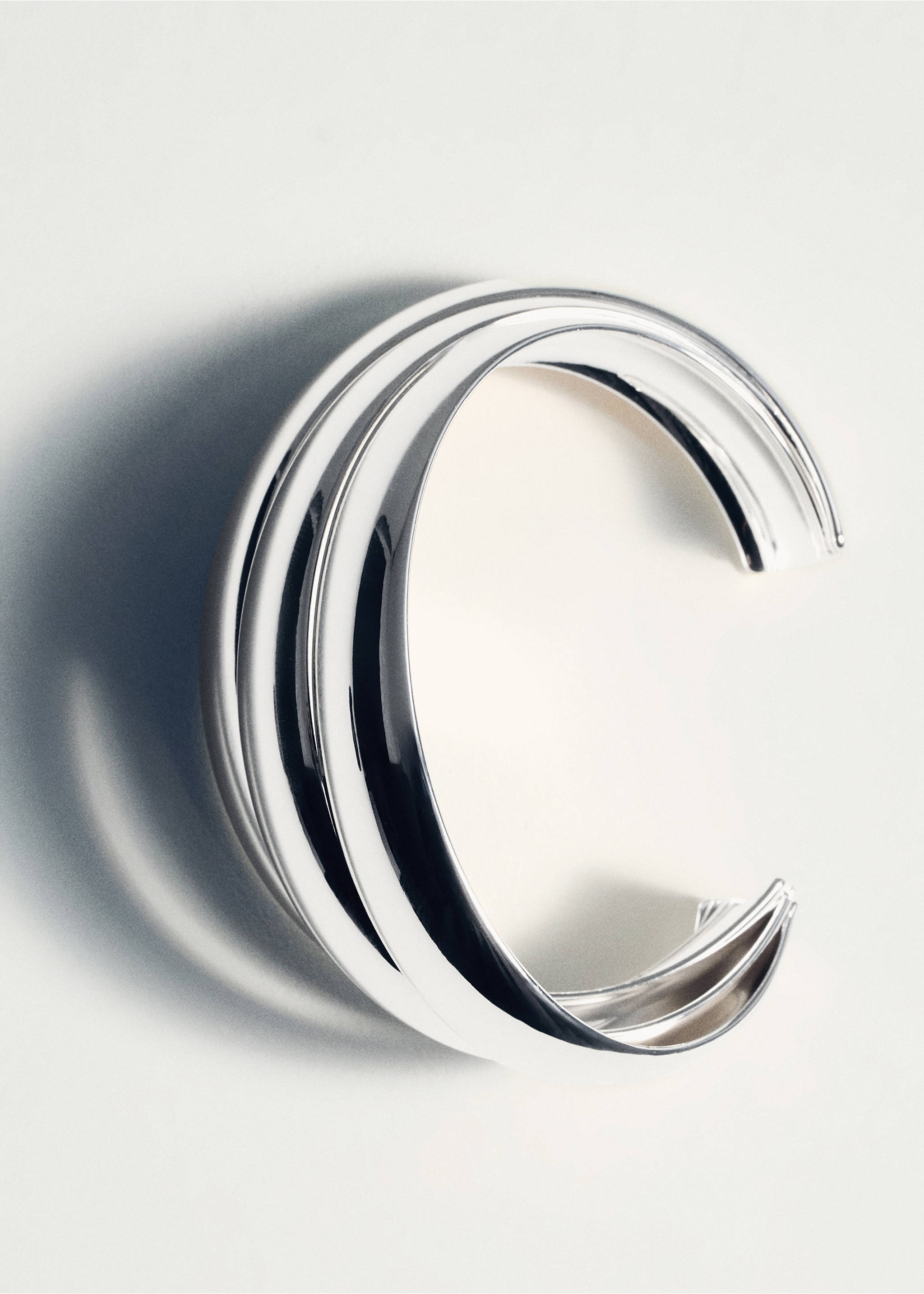 Rigid bracelet with relief - Details of the article 5, Silver. Ref: 17081192-00.