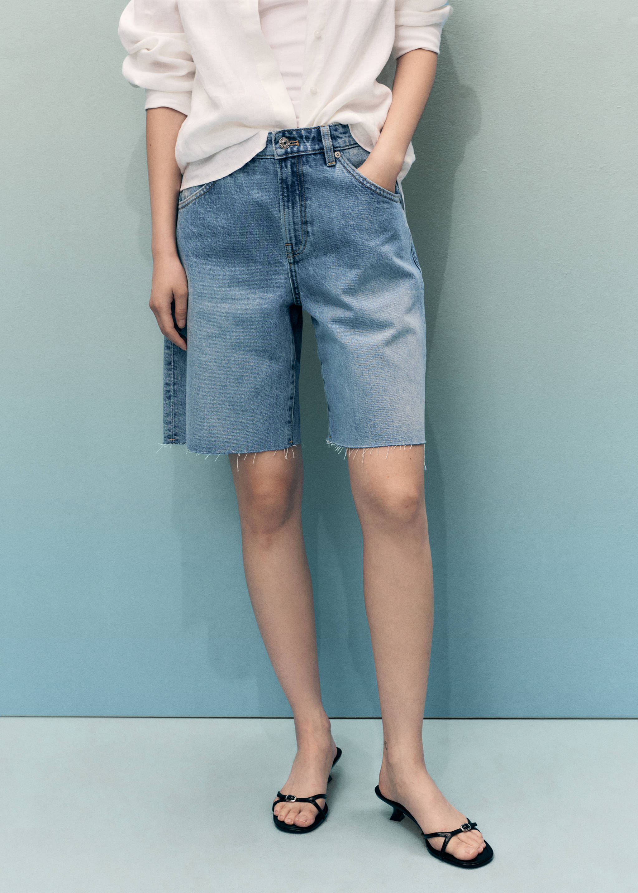 Jeans-Bermudashorts mit ausgefranstem Saum - Mittlere Ansicht