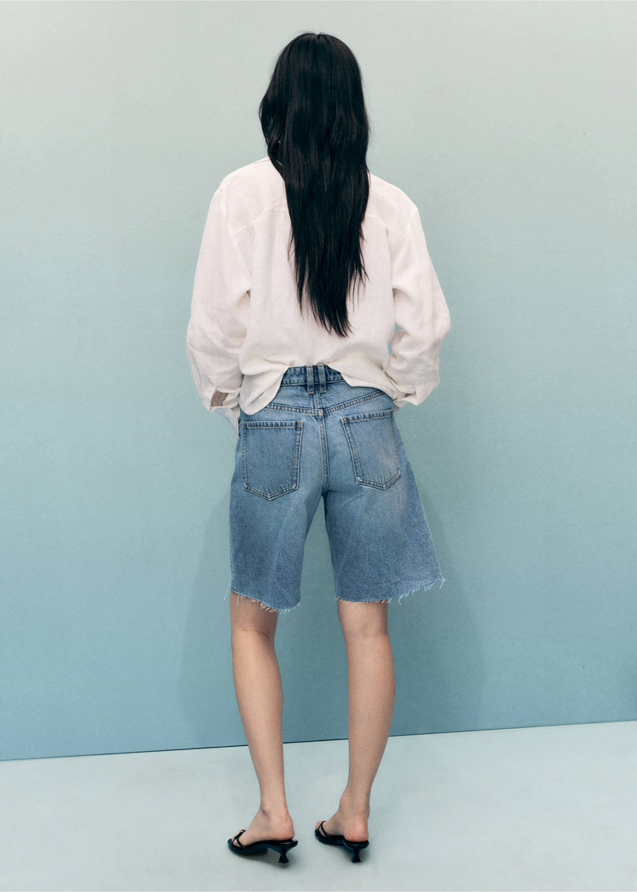 Kratke hlače od trapera pohabanog poruba - Stražnji dio artikla, Srednje plava. Ref: 17081193-00.